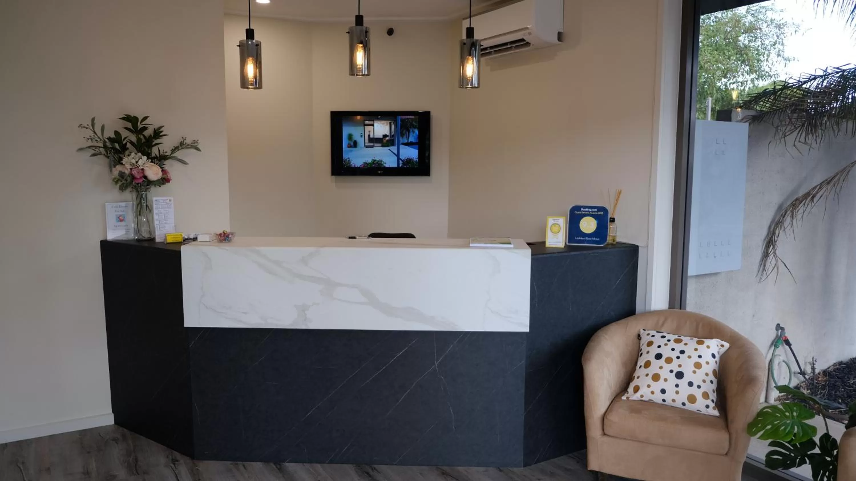 Staff in Loddon River Motel Kerang