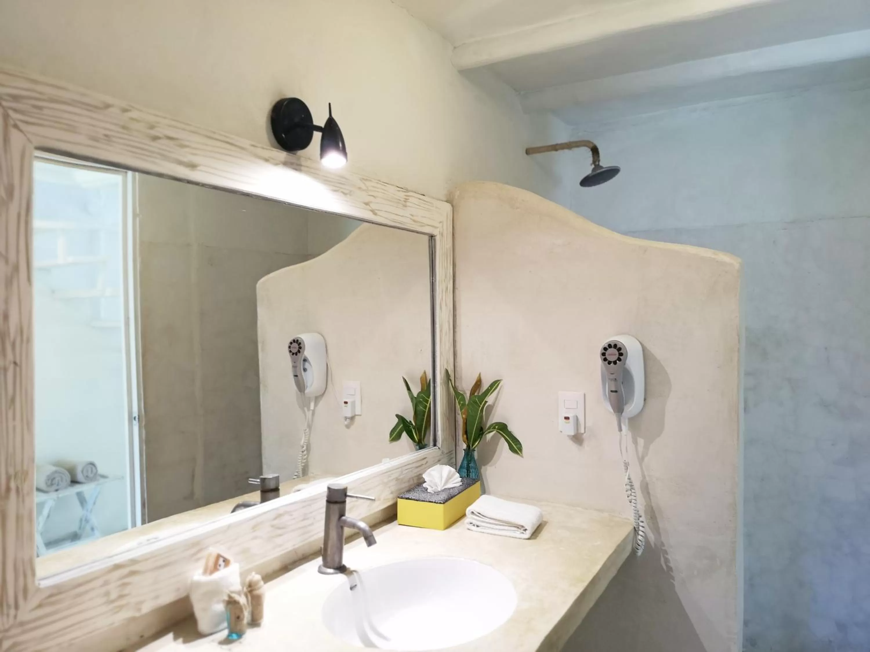 Shower in Coco Unlimited