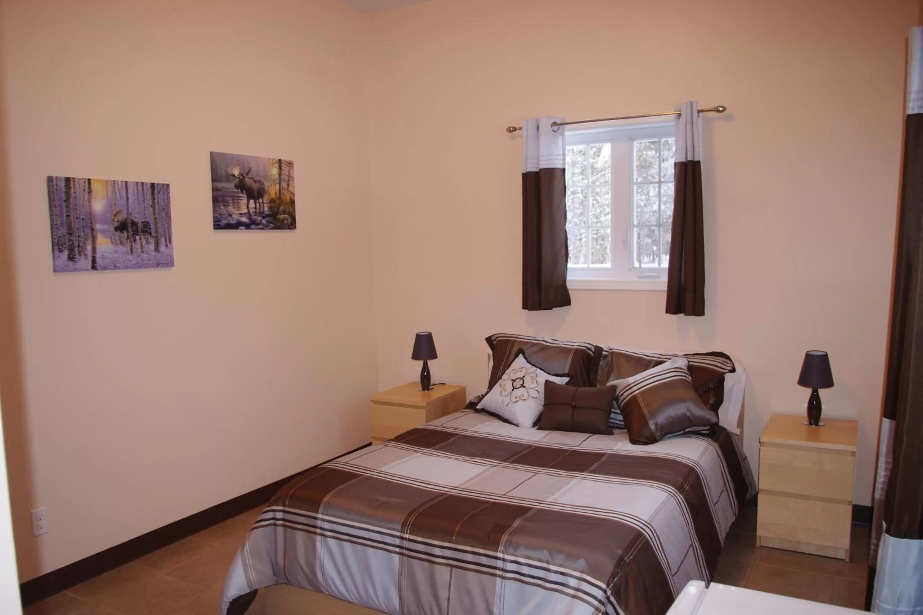 Photo of the whole room, Bed in Auberge La Tanière