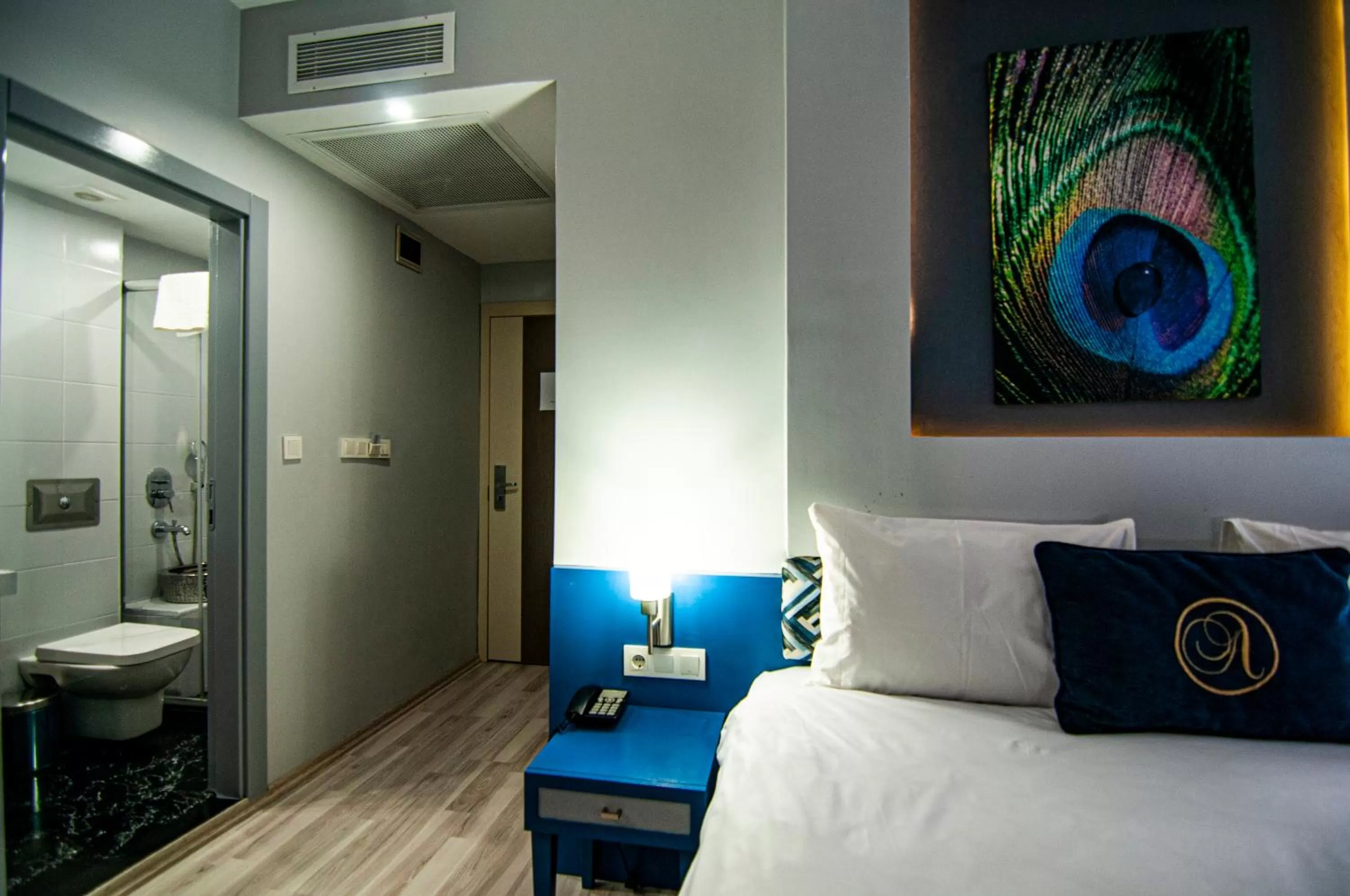 Toilet, Bed in Lapis Inn Hotel & Spa ( Ex. Ambassador Hotel)