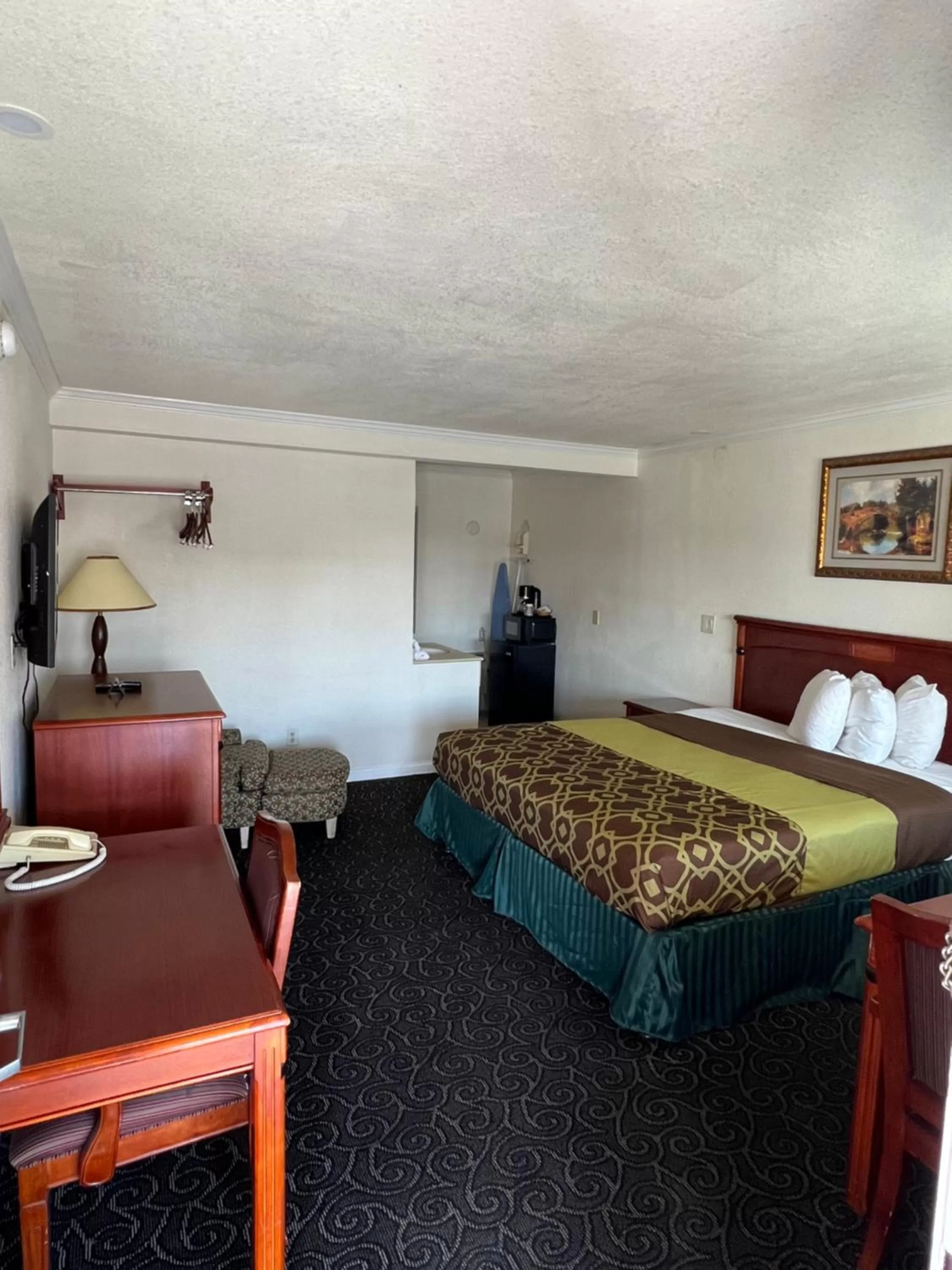 Bedroom in Americas Best Value Inn Hanford