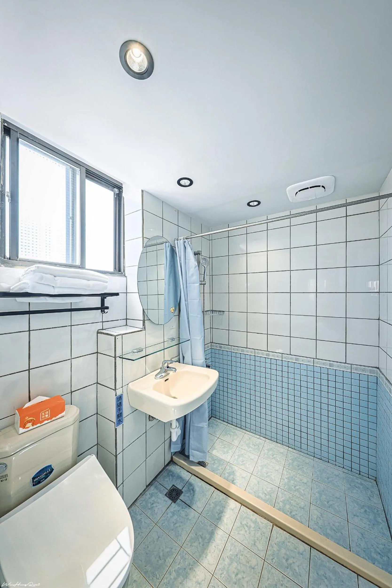 Shower in 亞馨文旅 近東大門夜市 有免費停車場 可自助入住