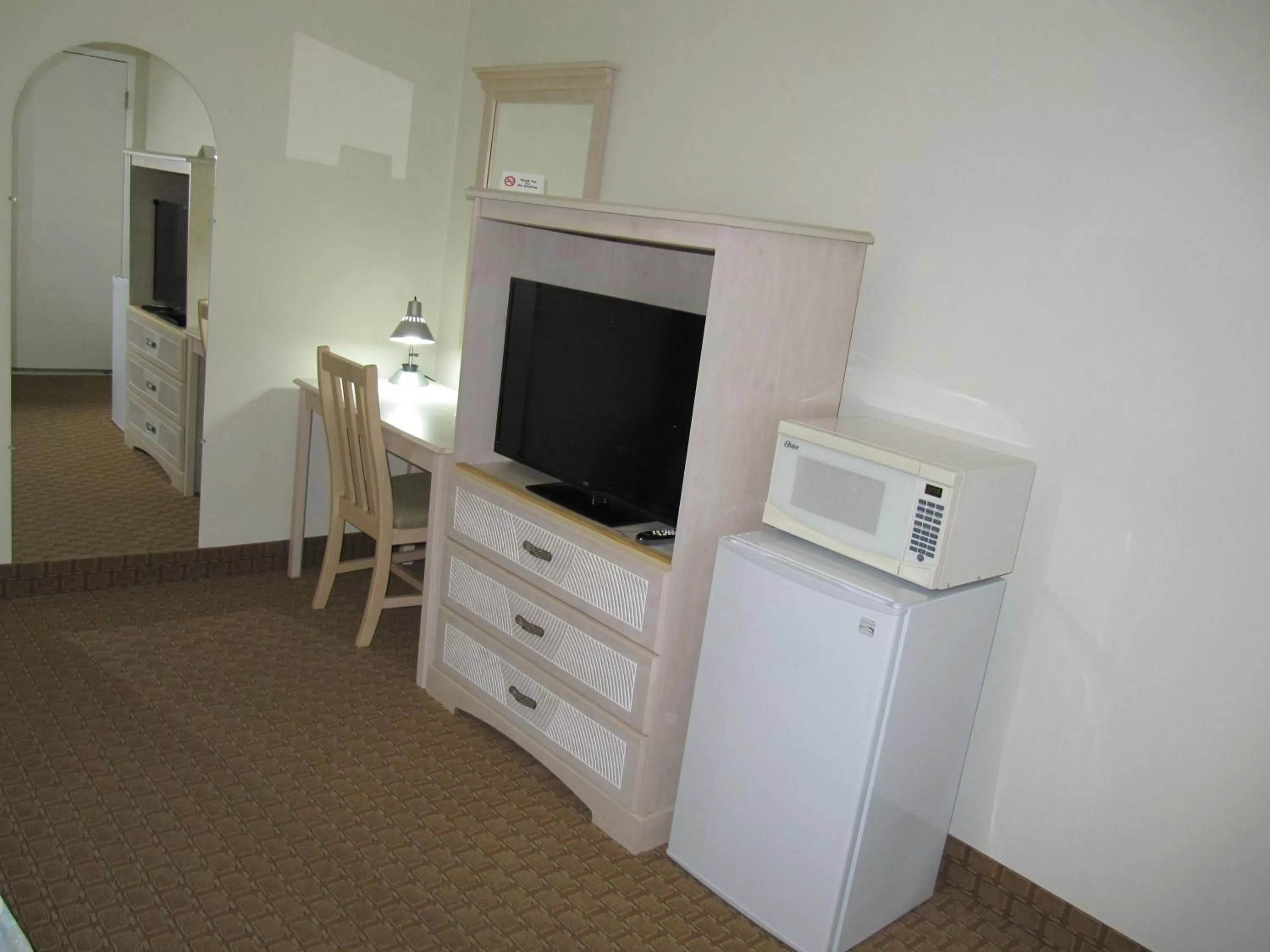 TV and multimedia, TV/Entertainment Center in Redwood Inn