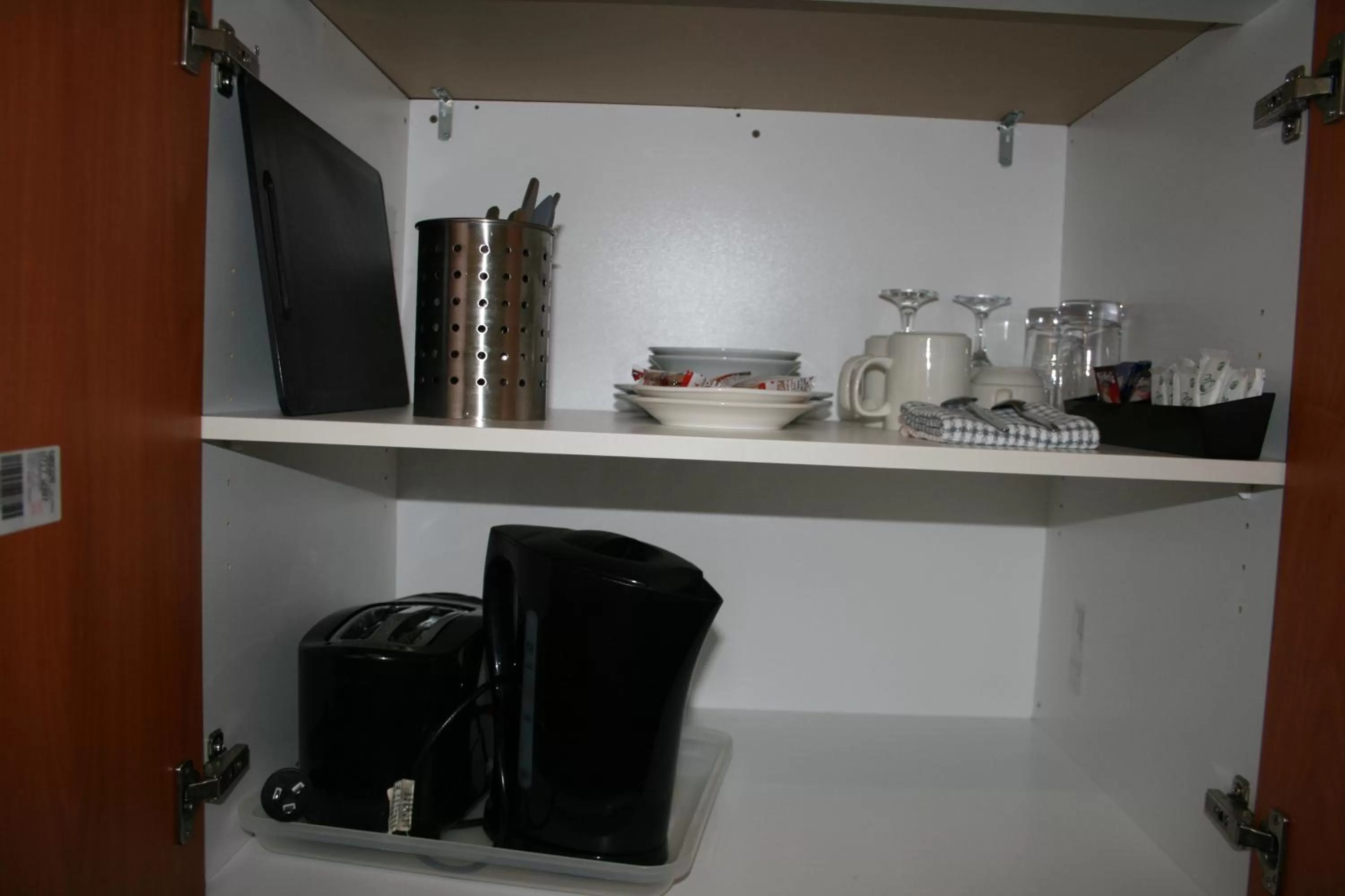 Coffee/tea facilities, Kitchen/Kitchenette in The Plains Motor Inn