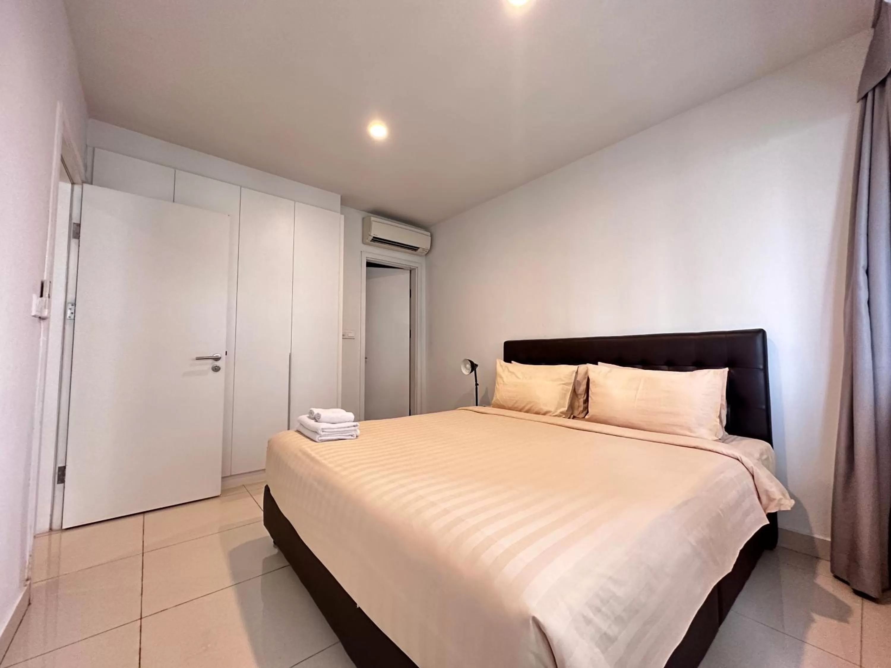 Bed in The Bridge Club