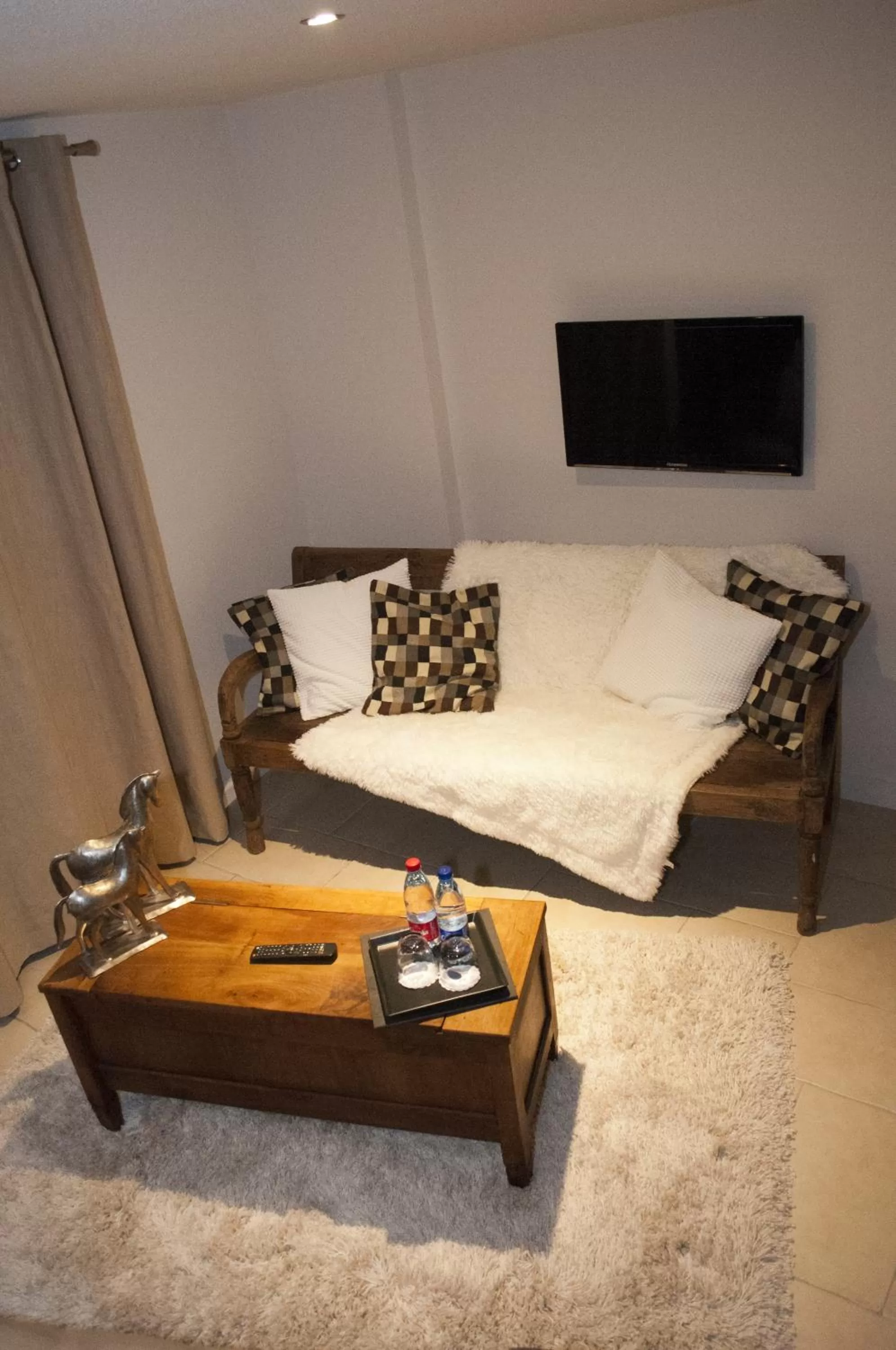 Seating area, Bed in Chambres d'hôtes - L'Ecurie Obernai