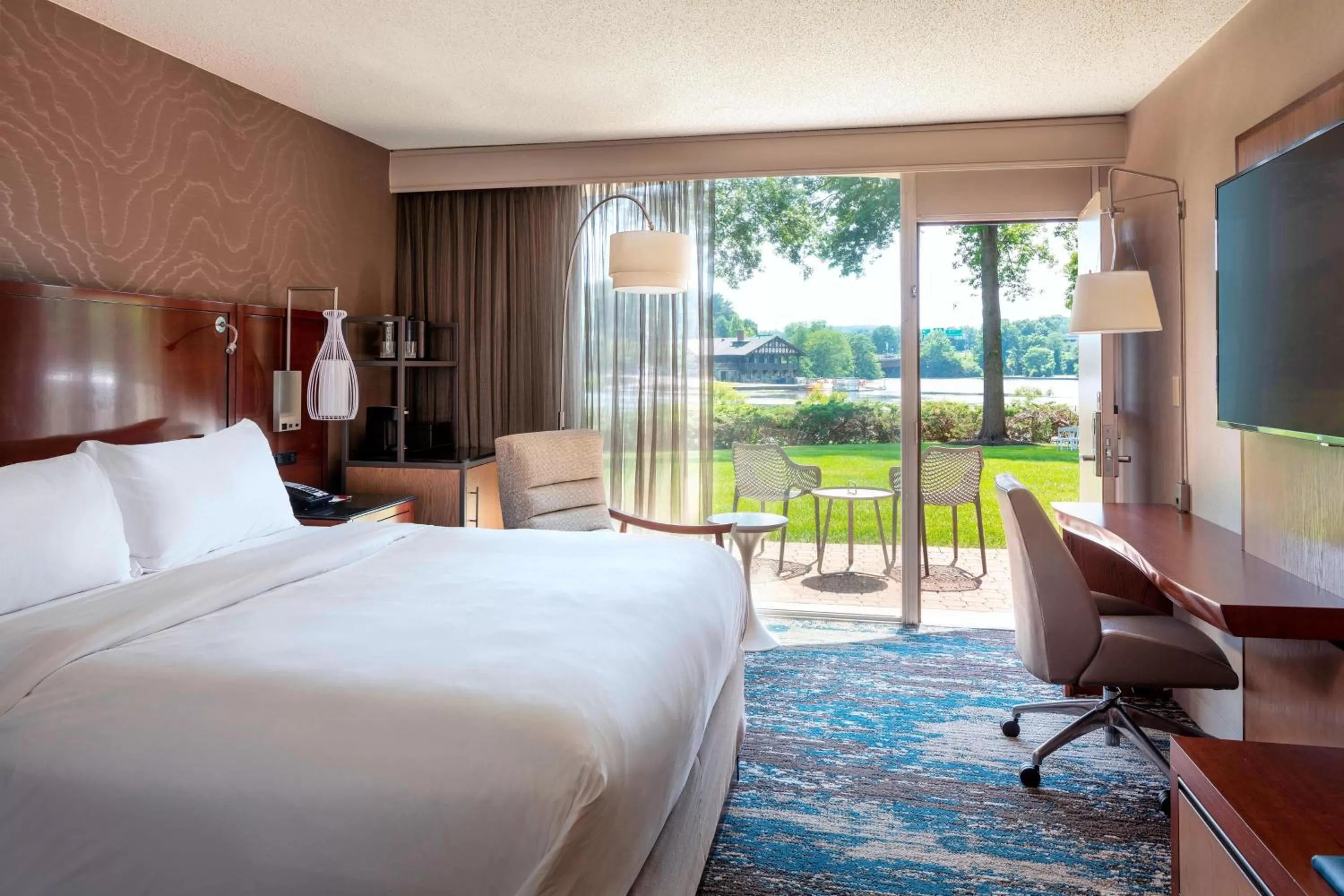 Photo of the whole room, Bed in Boston Marriott Newton