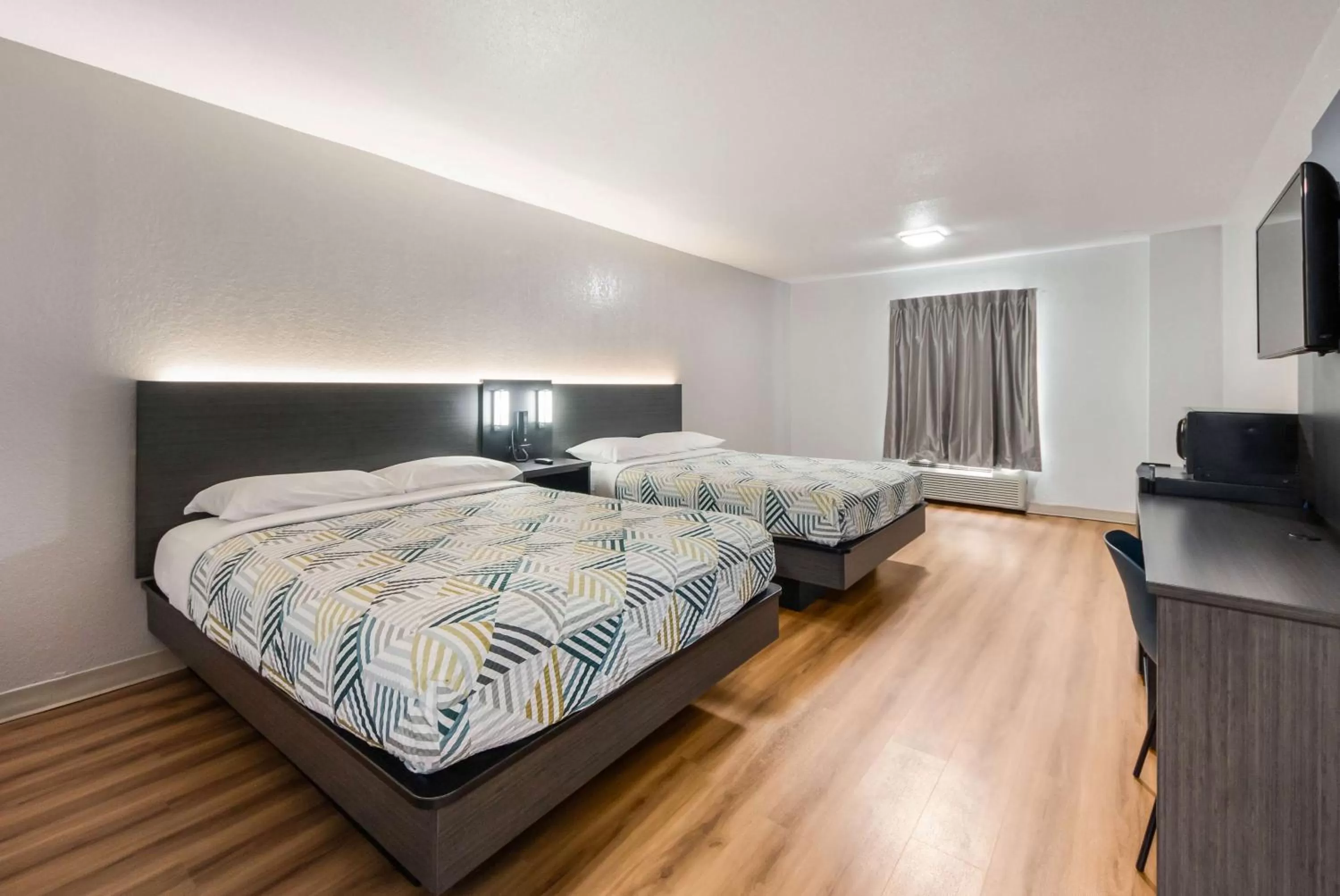 Photo of the whole room, Bed in Motel 6-Laredo, TX - North I-35