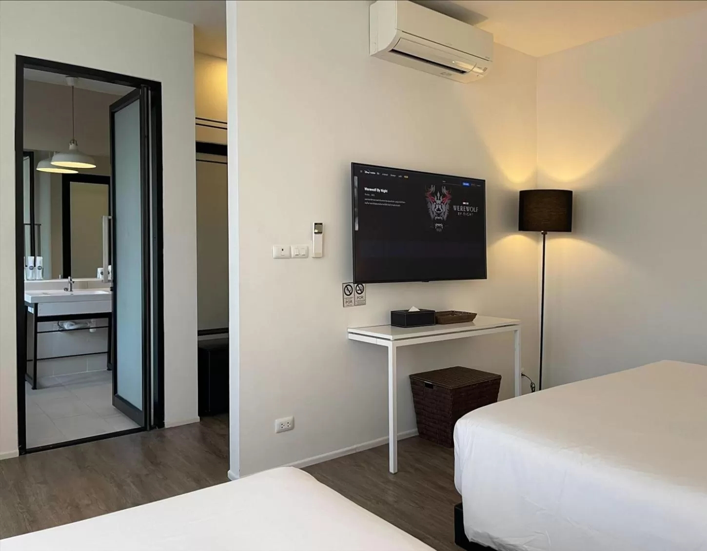 Photo of the whole room, Bed in POR Santitham