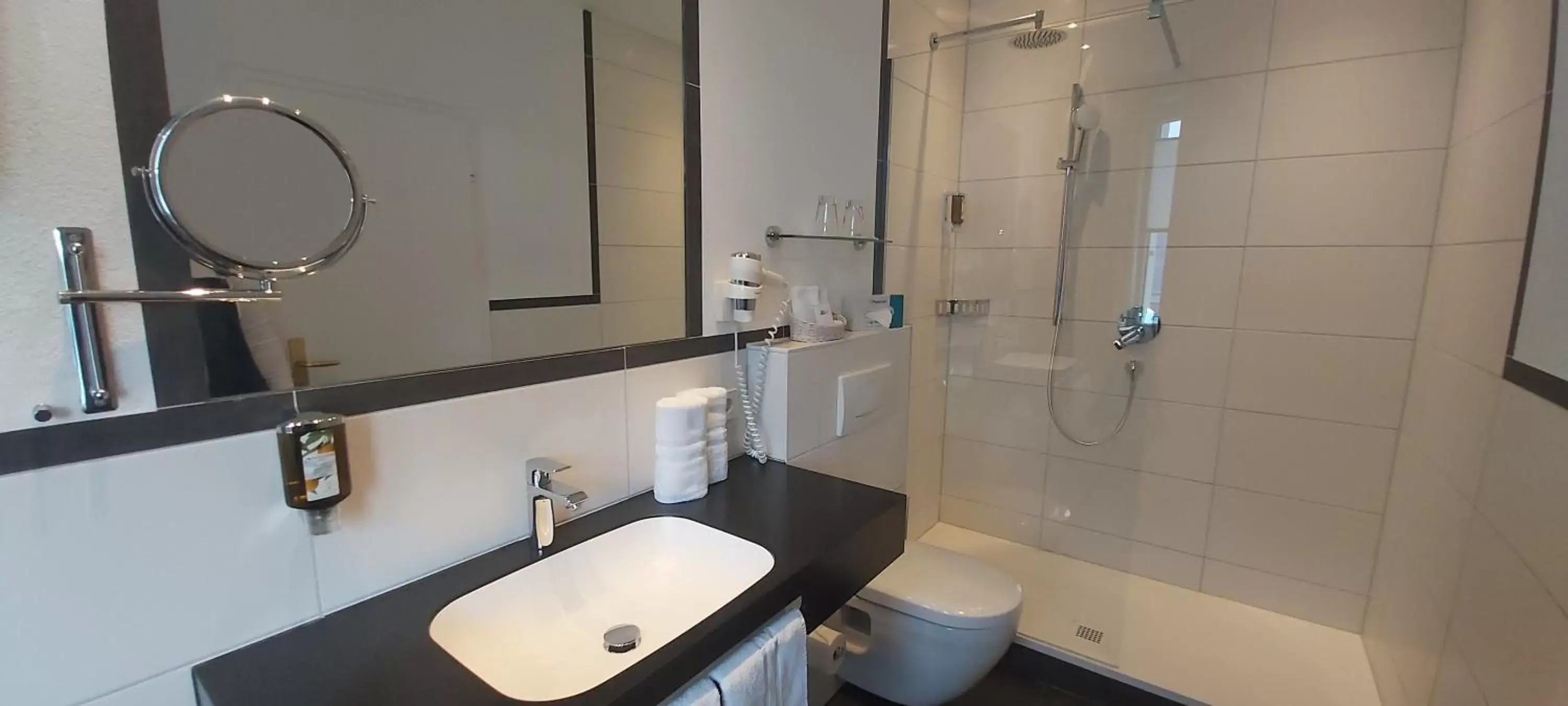 Superior Double Room with Lake View in Strandhotel Löchnerhaus Superior Double Room with Lake View in Strandhotel Löchnerhaus