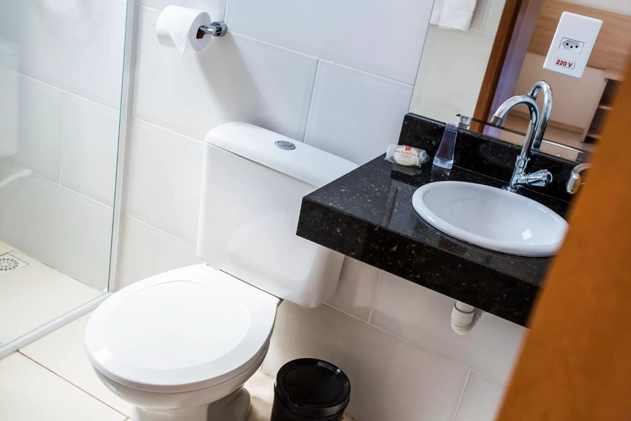 Bathroom in Hotel Metrópole Paulínia