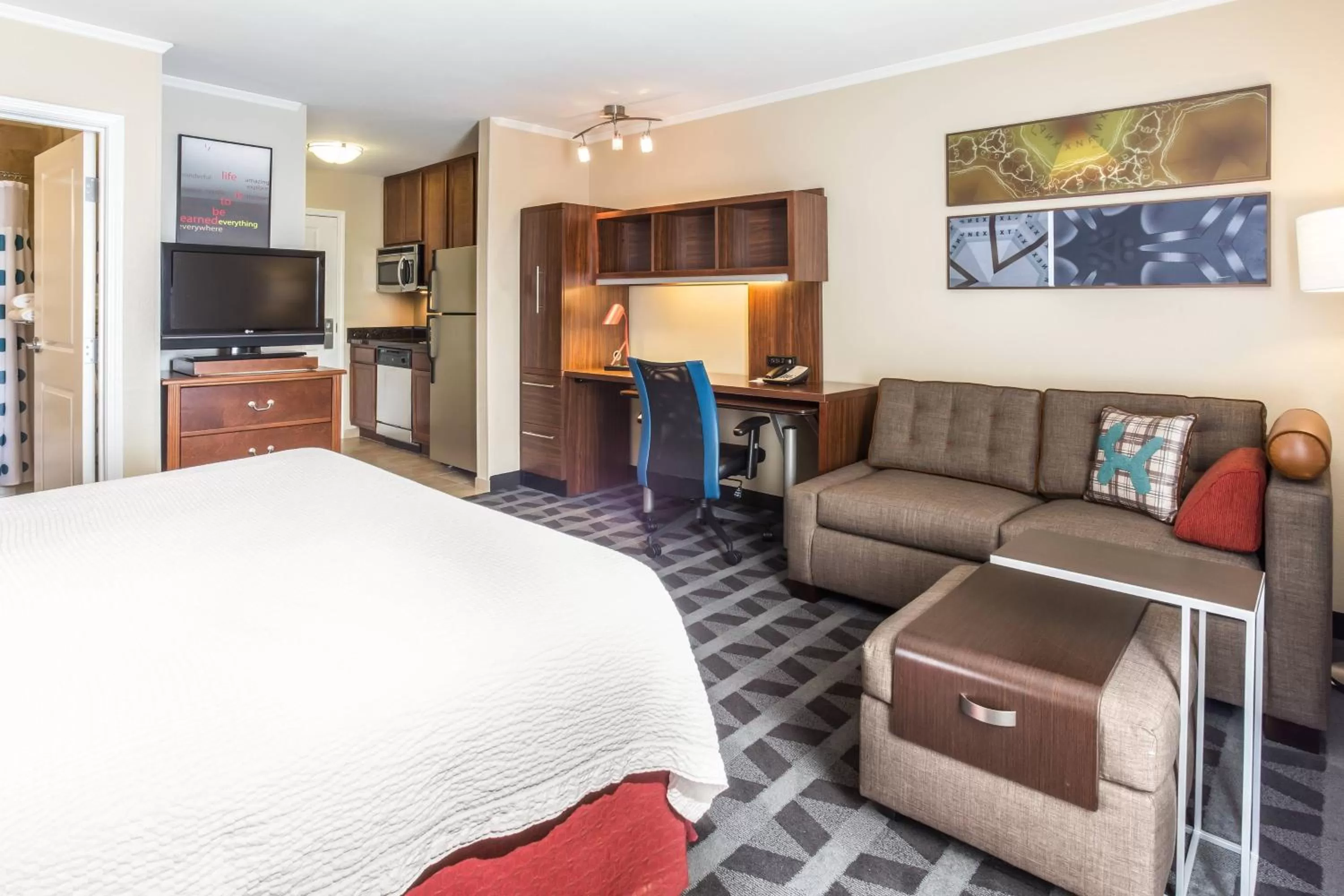Living room, Bed in TownePlace Suites Tucson Airport