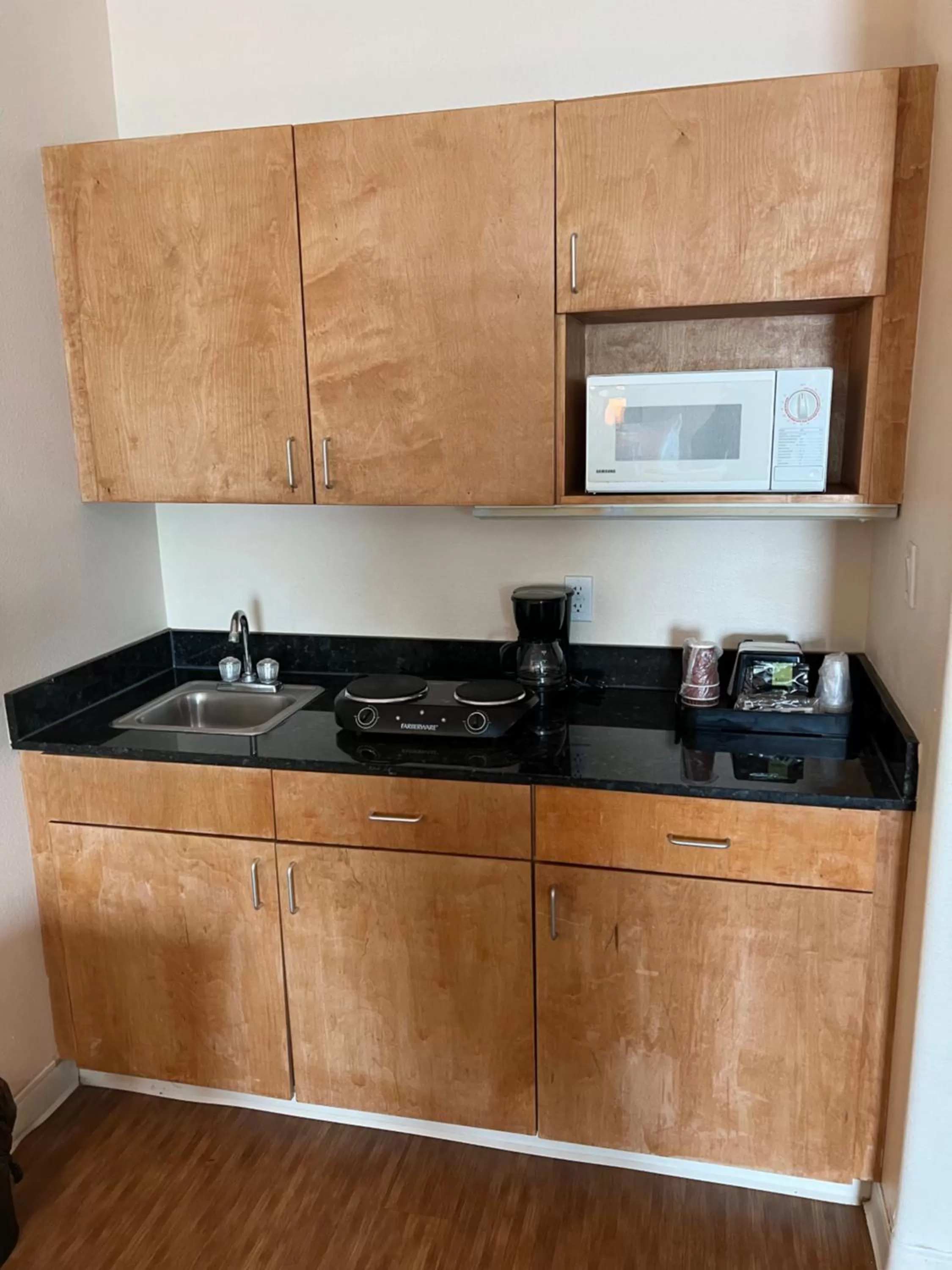 Kitchen or kitchenette in Sunchase Inn & Suites