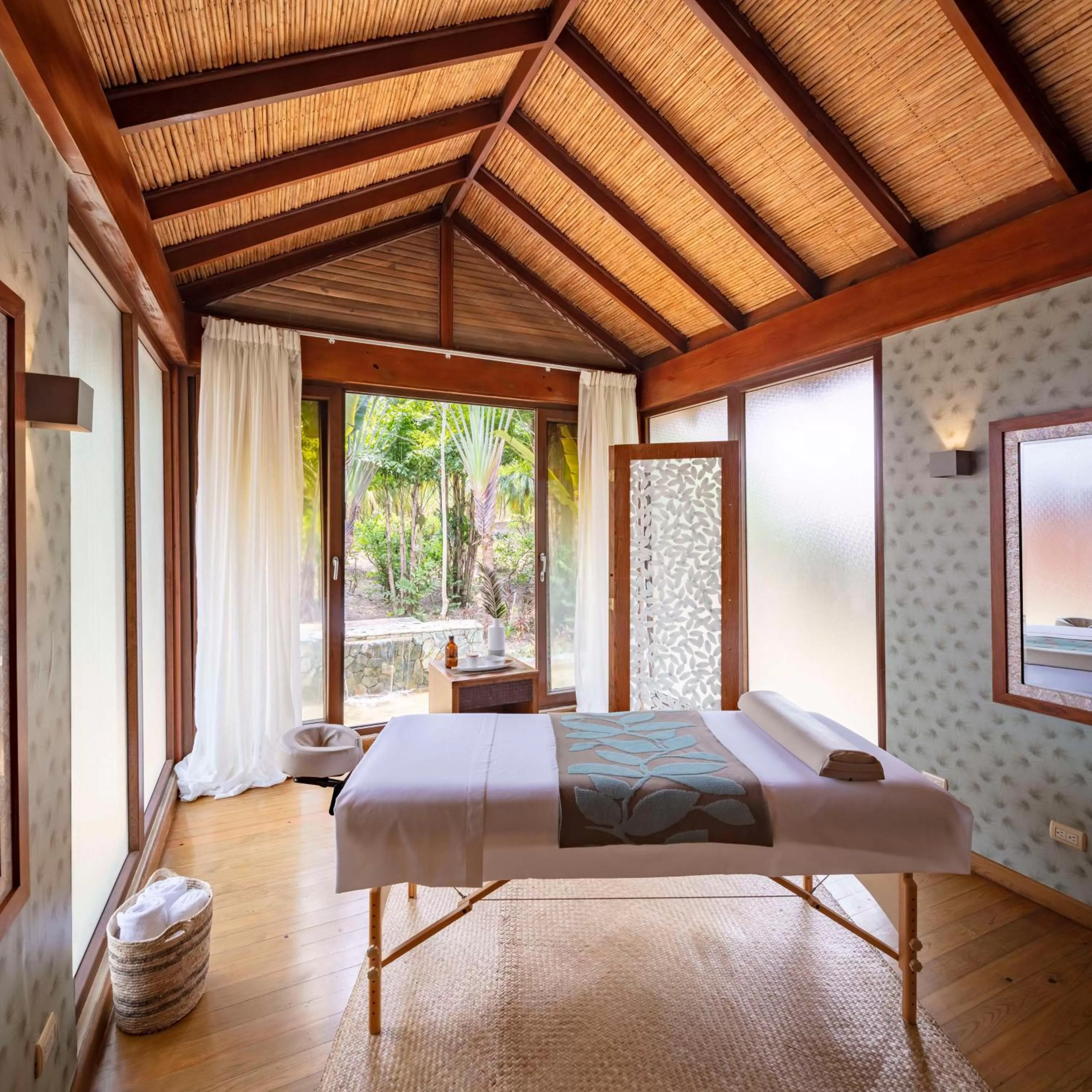 Spa and wellness centre/facilities, Bed in Indura Beach & Golf Resort Curio Collection By Hilton