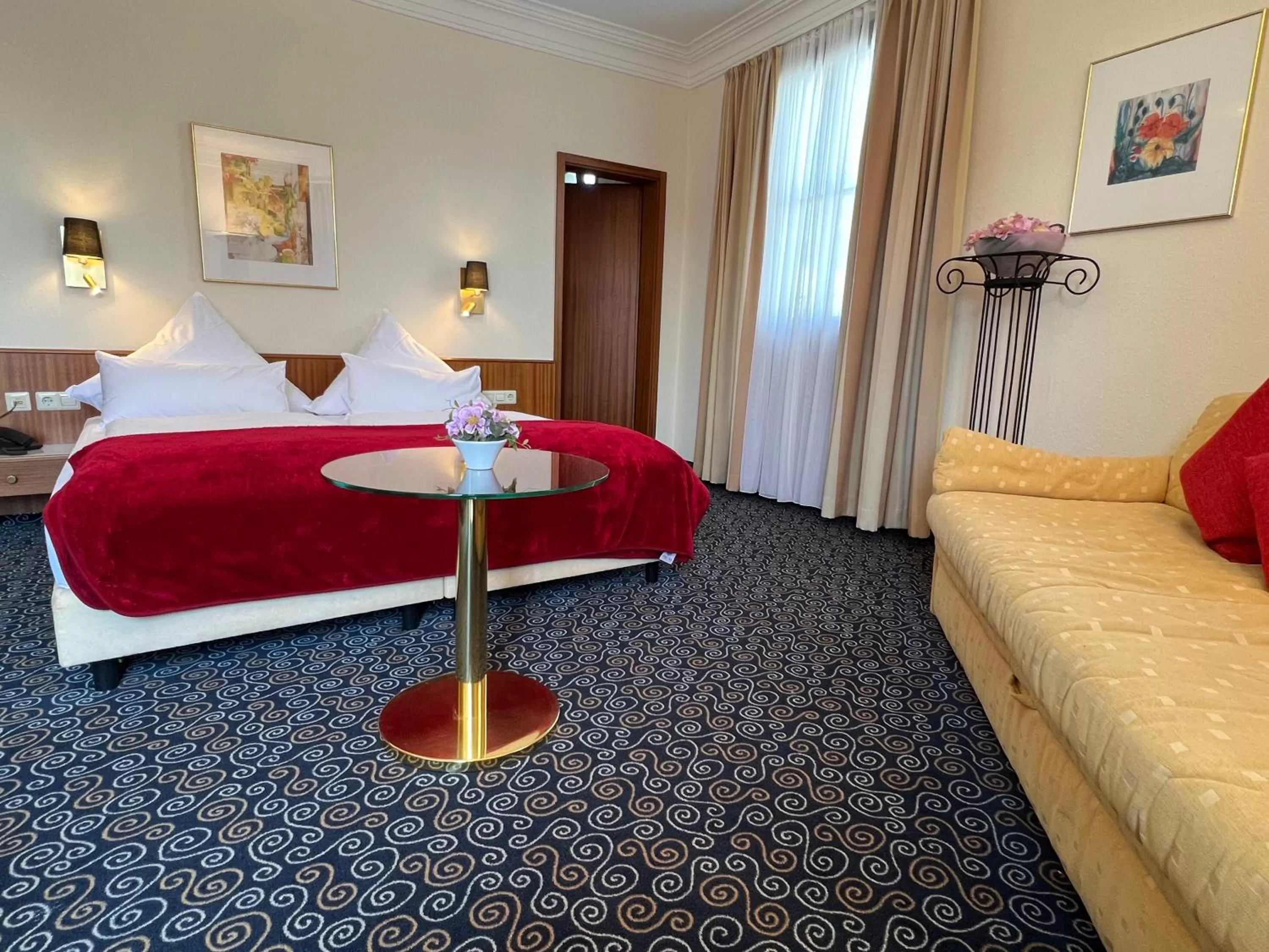 Living room, Bed in Stadthotel