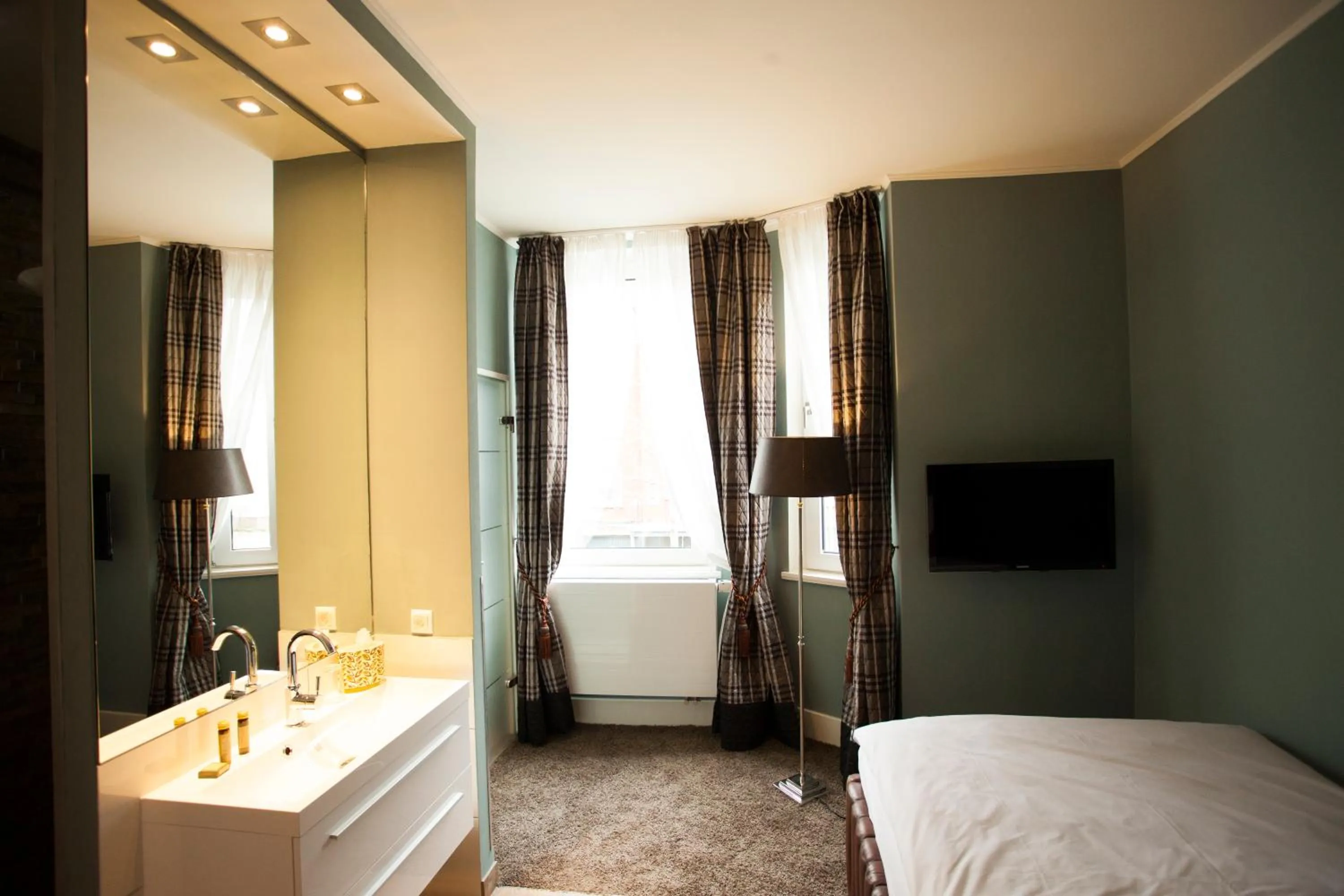 Photo of the whole room, Bed in Boutique-Hotel GEORGES