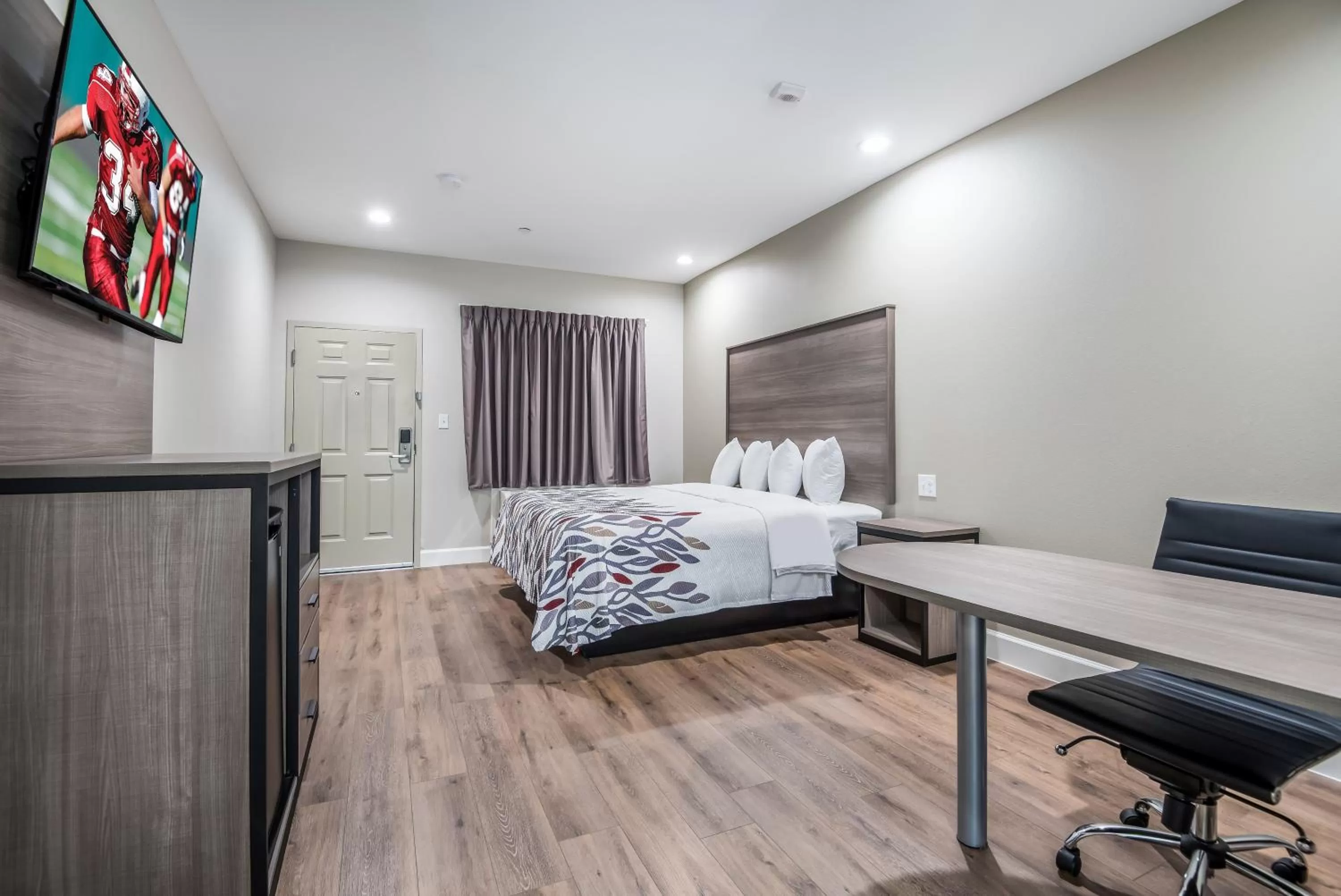 Photo of the whole room, Bed in Red Roof Inn Baytown