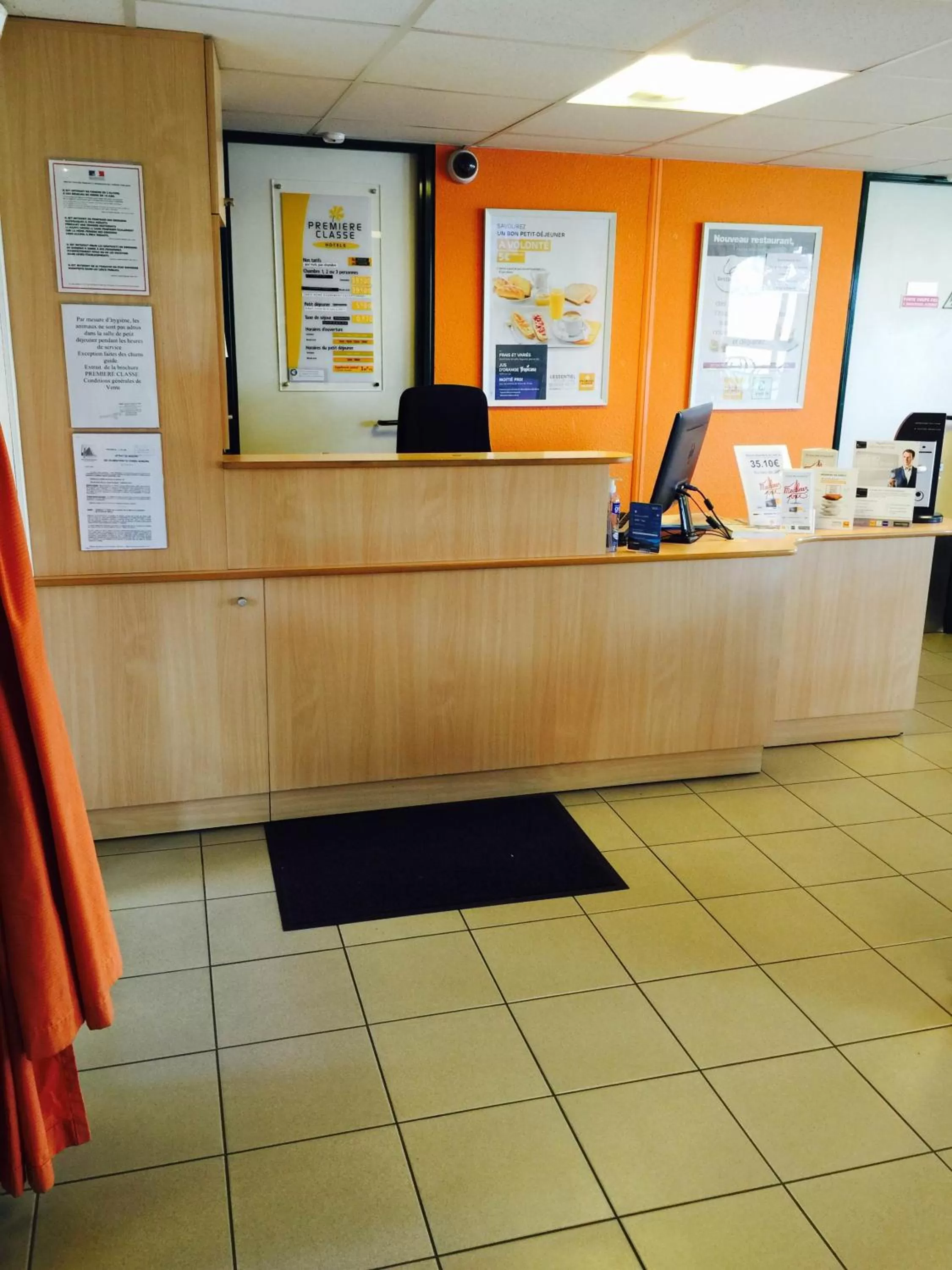 Lobby or reception in Premiere Classe Nevers Varennes Vauzelles