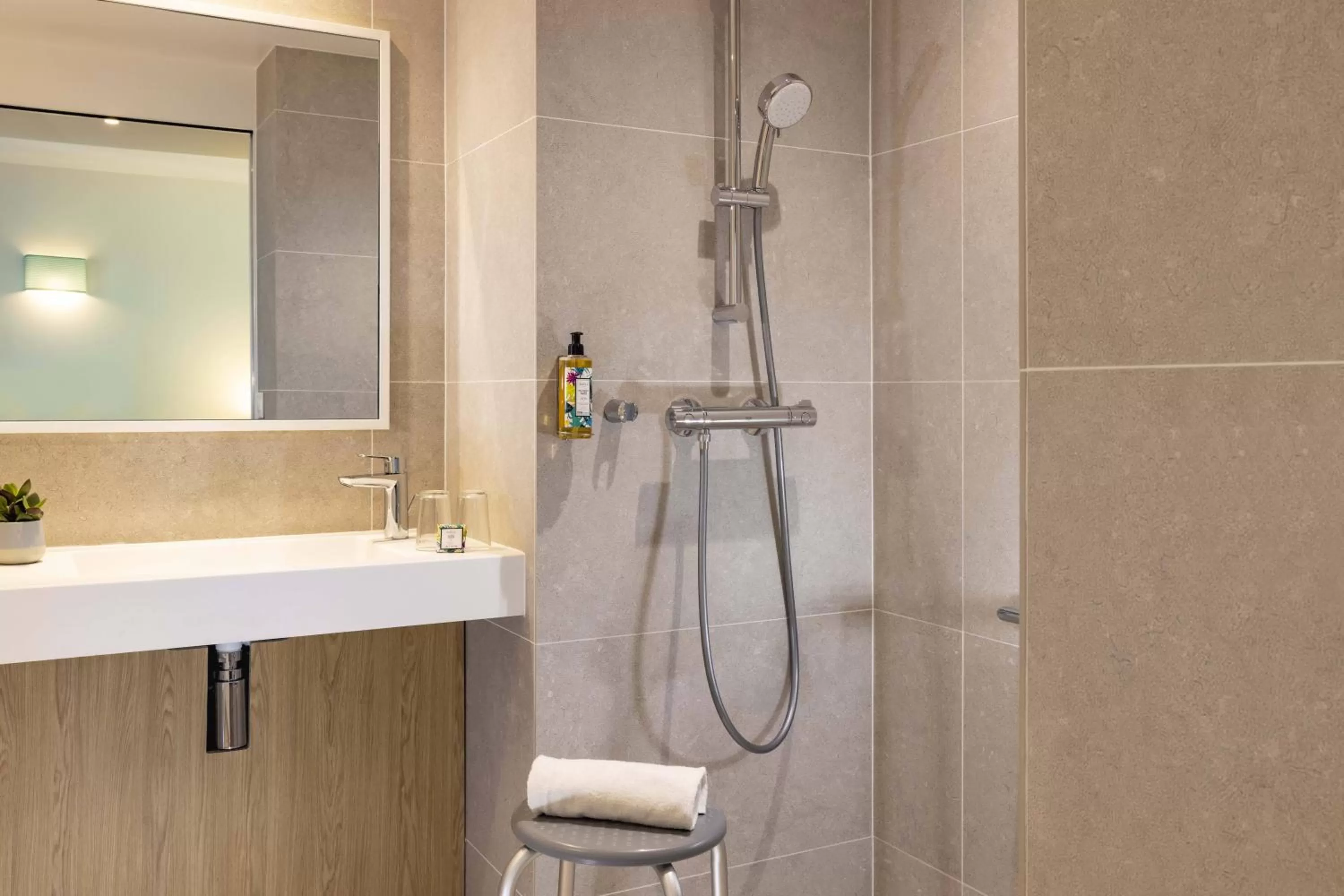 Shower in Hotel Paris Louis Blanc