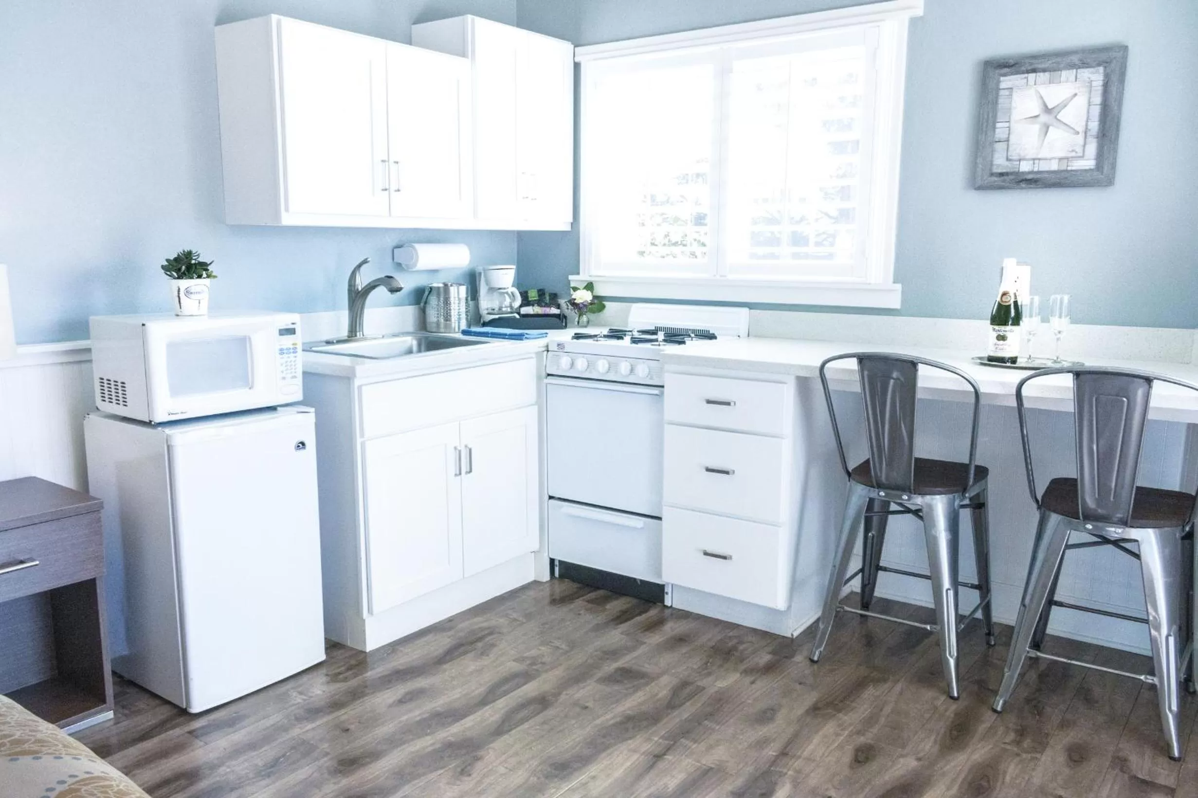 Kitchen or kitchenette in Ocean Echo Inn & Beach Cottages