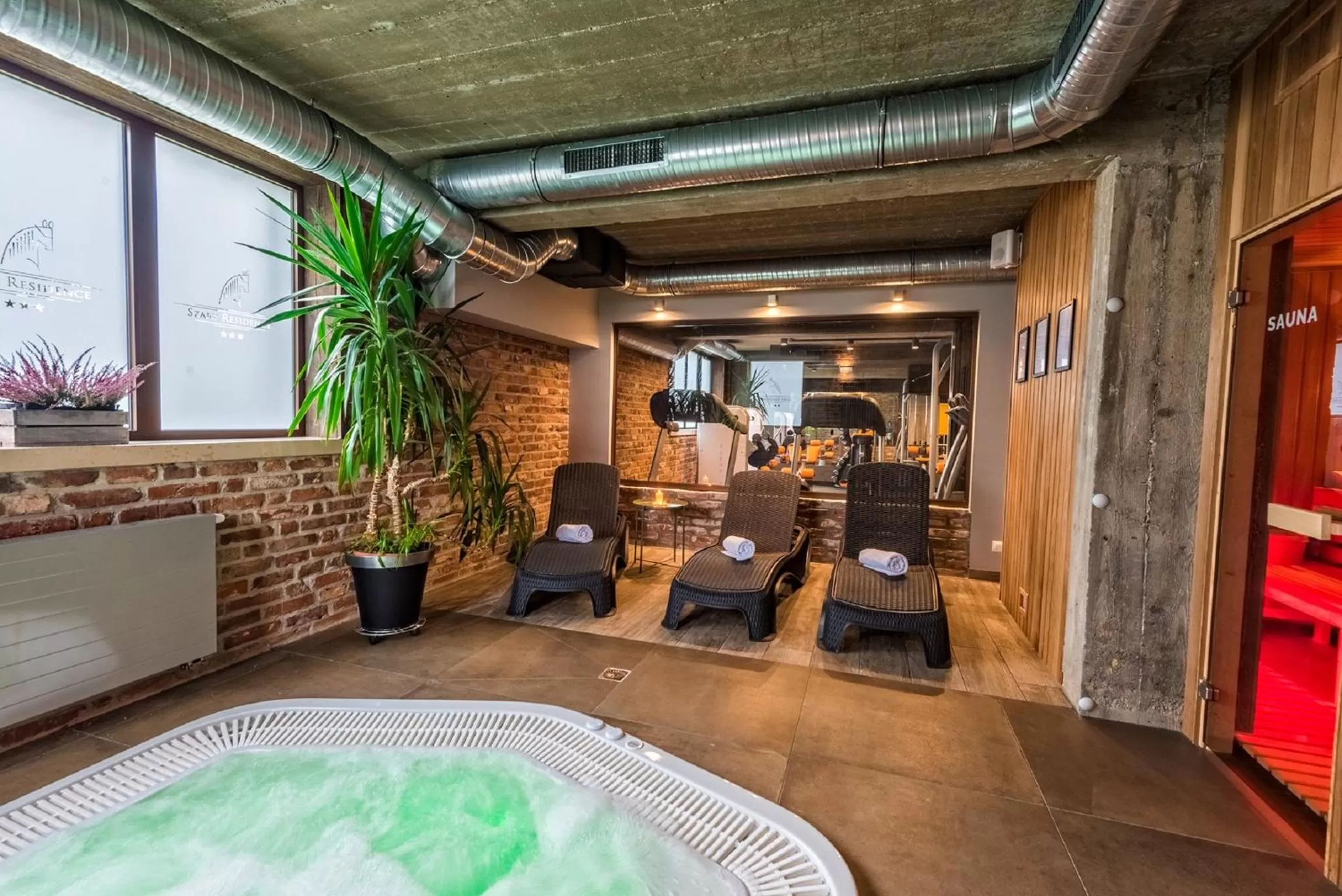Hot Tub in Hotel Szary Residence