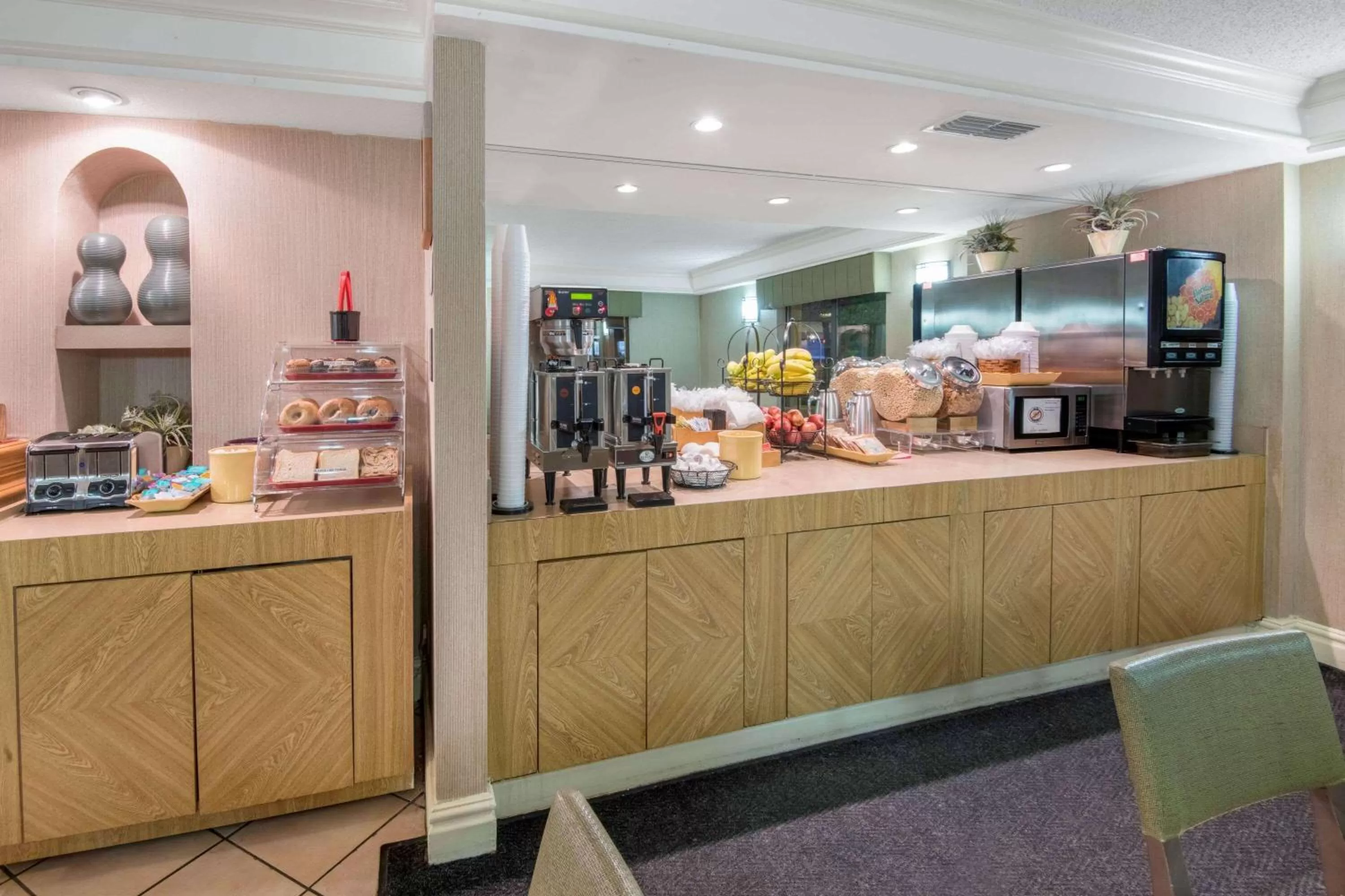 Restaurant/places to eat in La Quinta Inn by Wyndham San Antonio Market Square