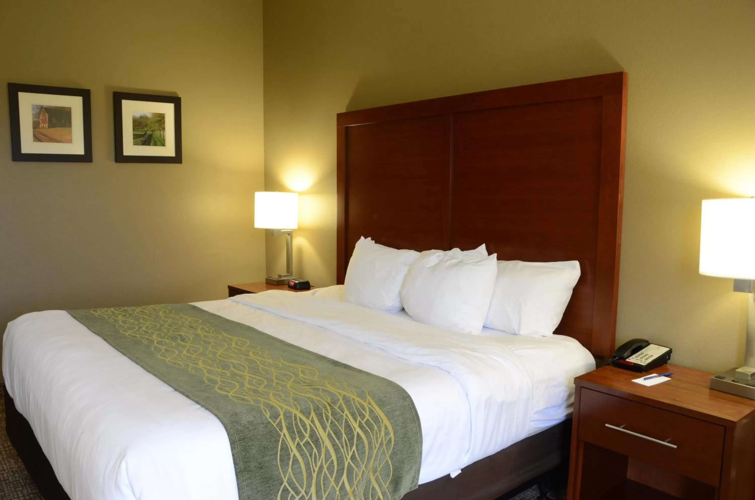 Bed in Comfort Inn & Suites Cave City