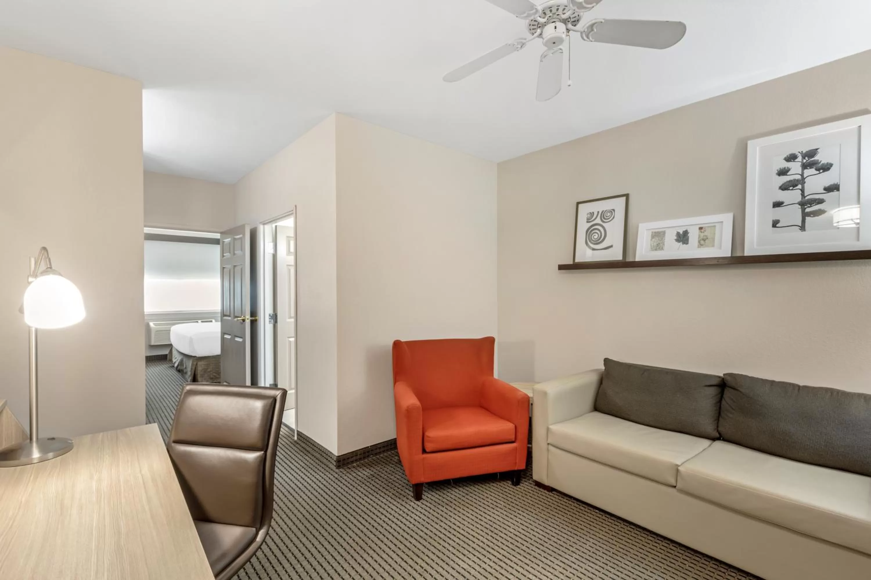 Living room in Country Inn & Suites by Radisson, Elk Grove Village-Itasca