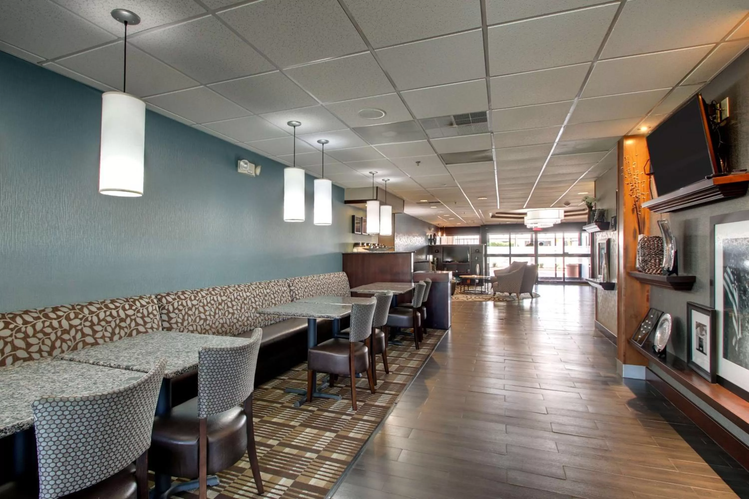 Dining area in Hampton Inn Rolla