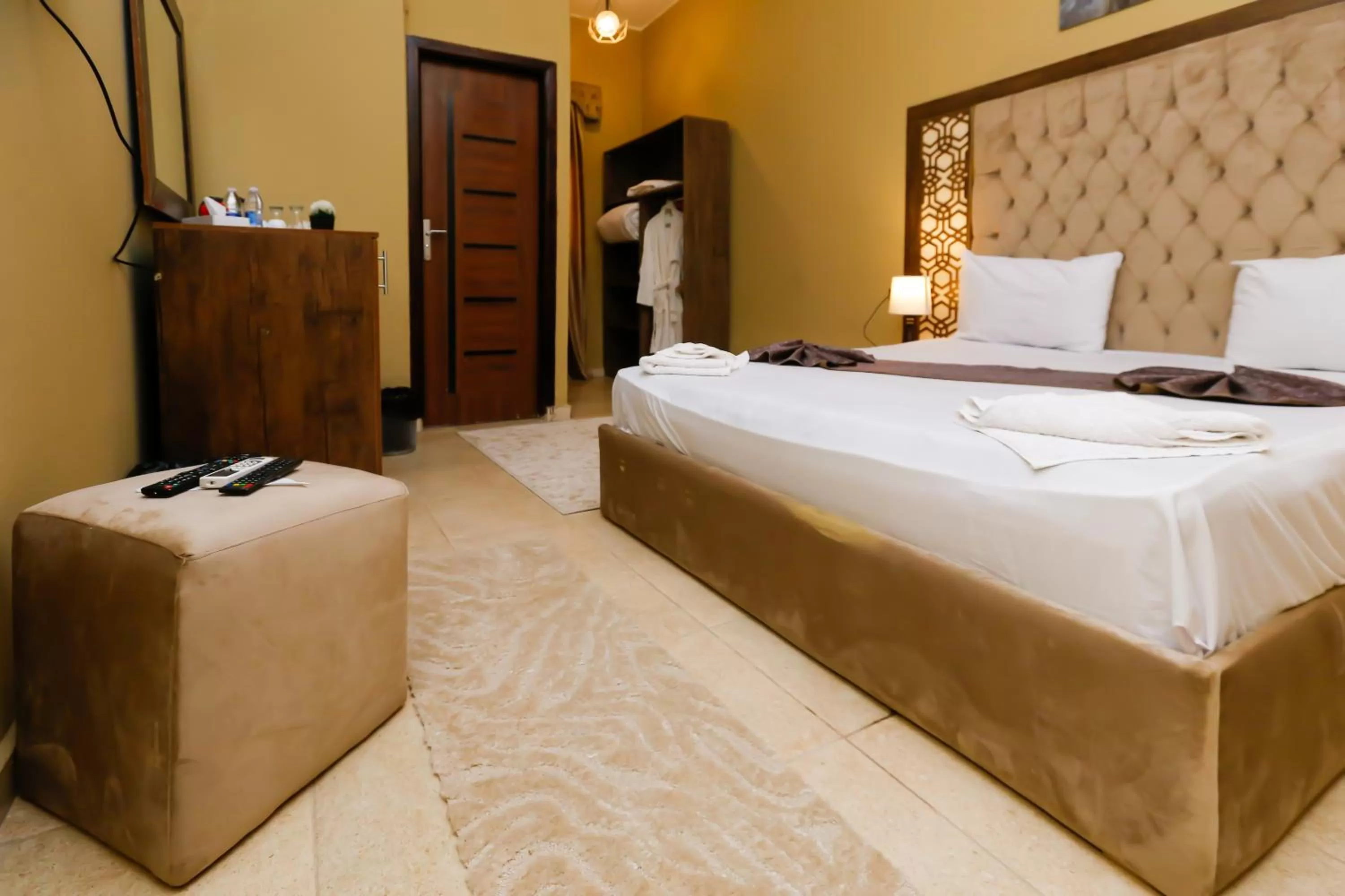 Photo of the whole room, Bed in King Cheops Inn - Pyramid View