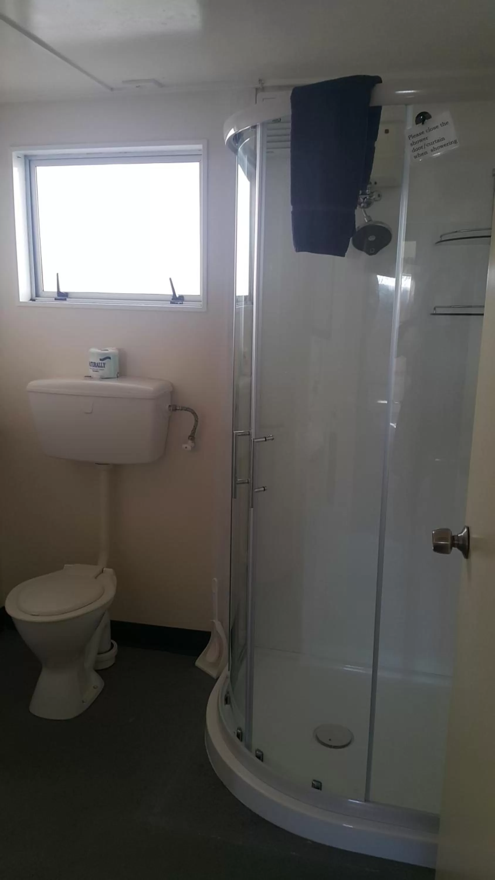 Bathroom in Camellia Court Family Motel