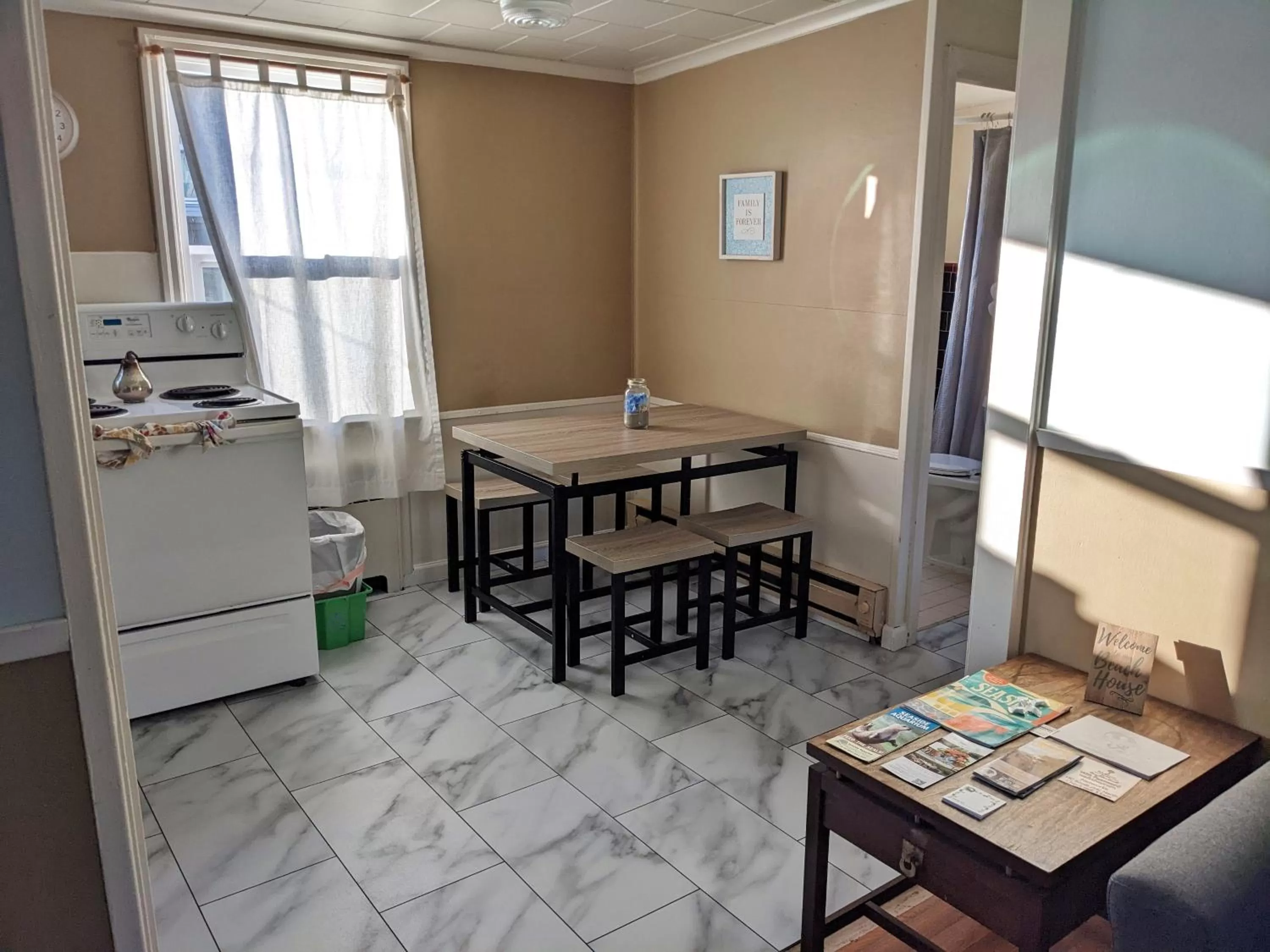 Kitchen or kitchenette, Dining Area in Hillcrest Inn