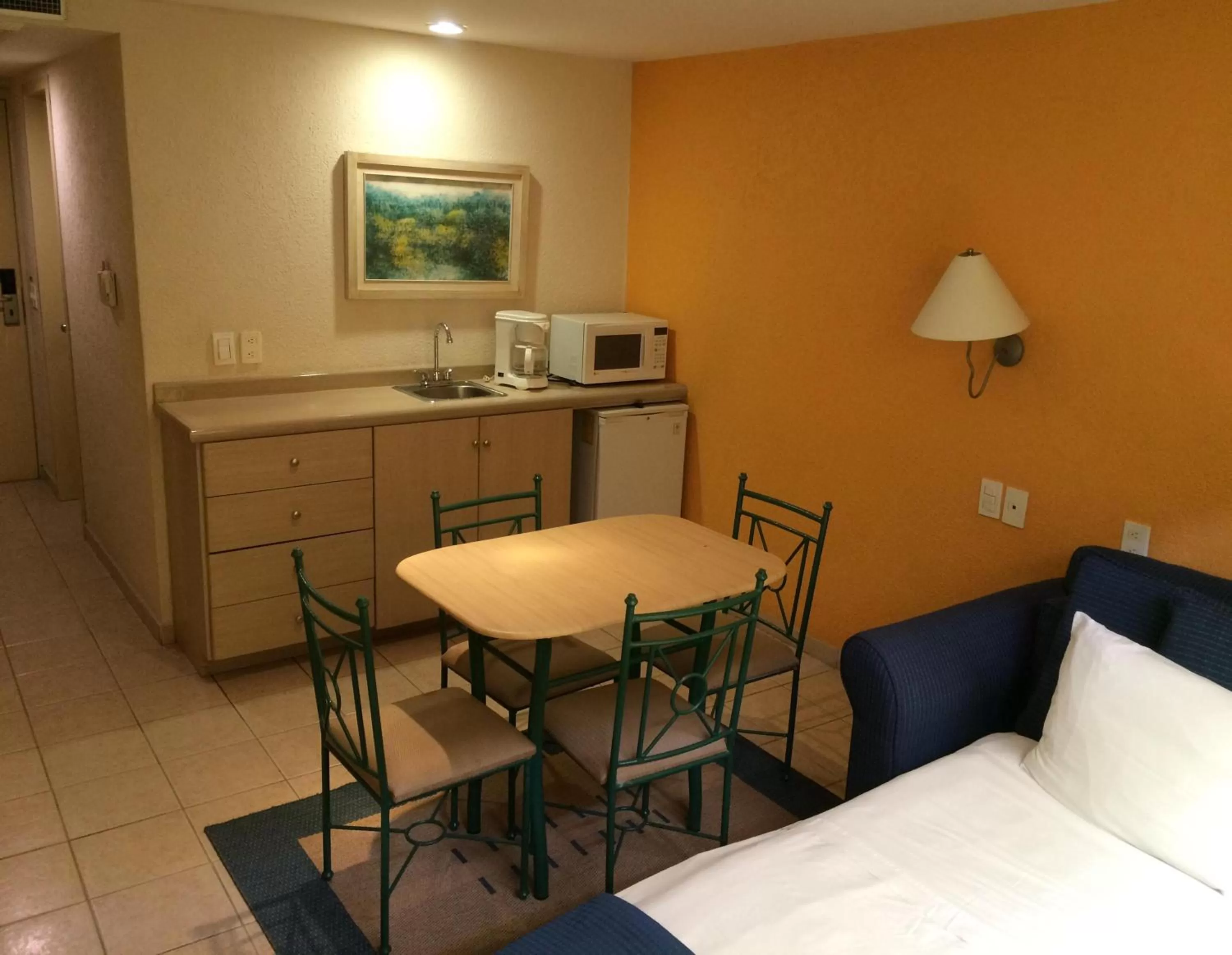 Dining area, Bed in Plaza Inn Express