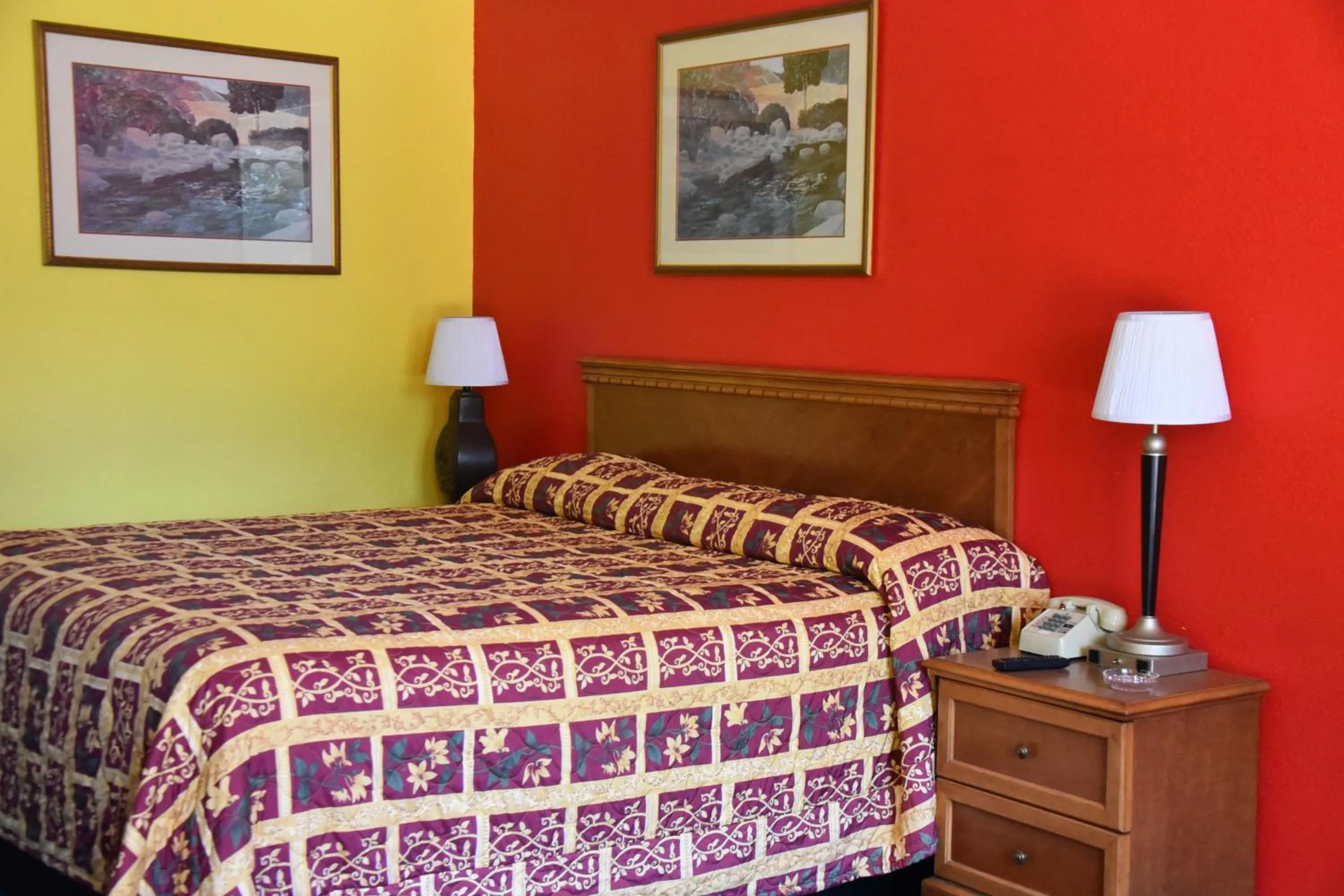 Bed in Homeplace Inn