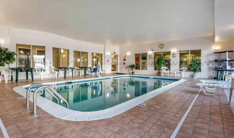 Swimming pool in Holiday Inn Express & Suites Hebron - Cincinnati Airport by IHG