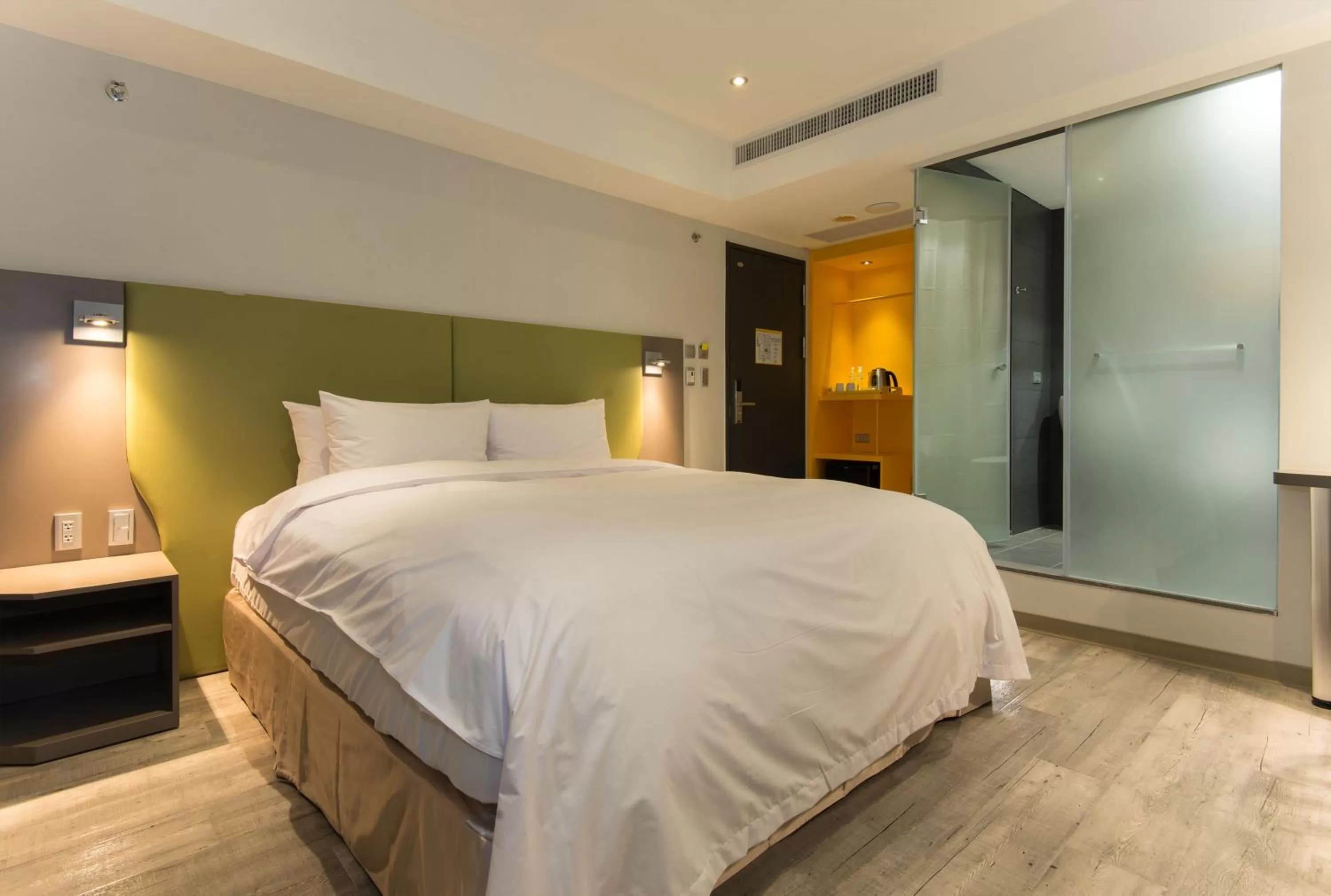 Photo of the whole room, Bed in Horizon Inn