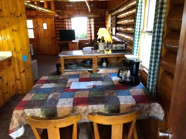 Restaurant/Places to Eat in Ampersand Bay Resort