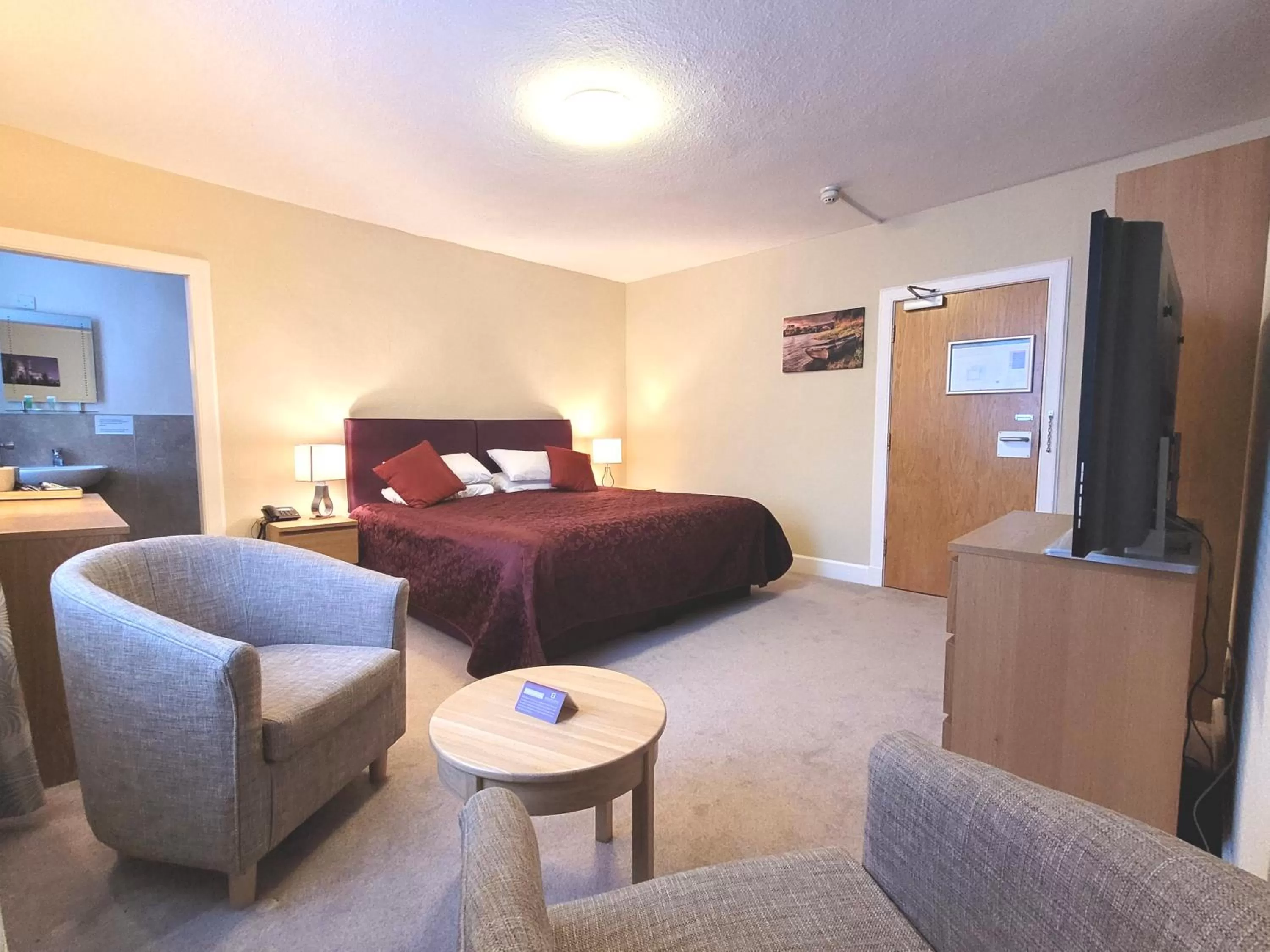 Photo of the whole room, Bed in Cross Keys Hotel, Kelso