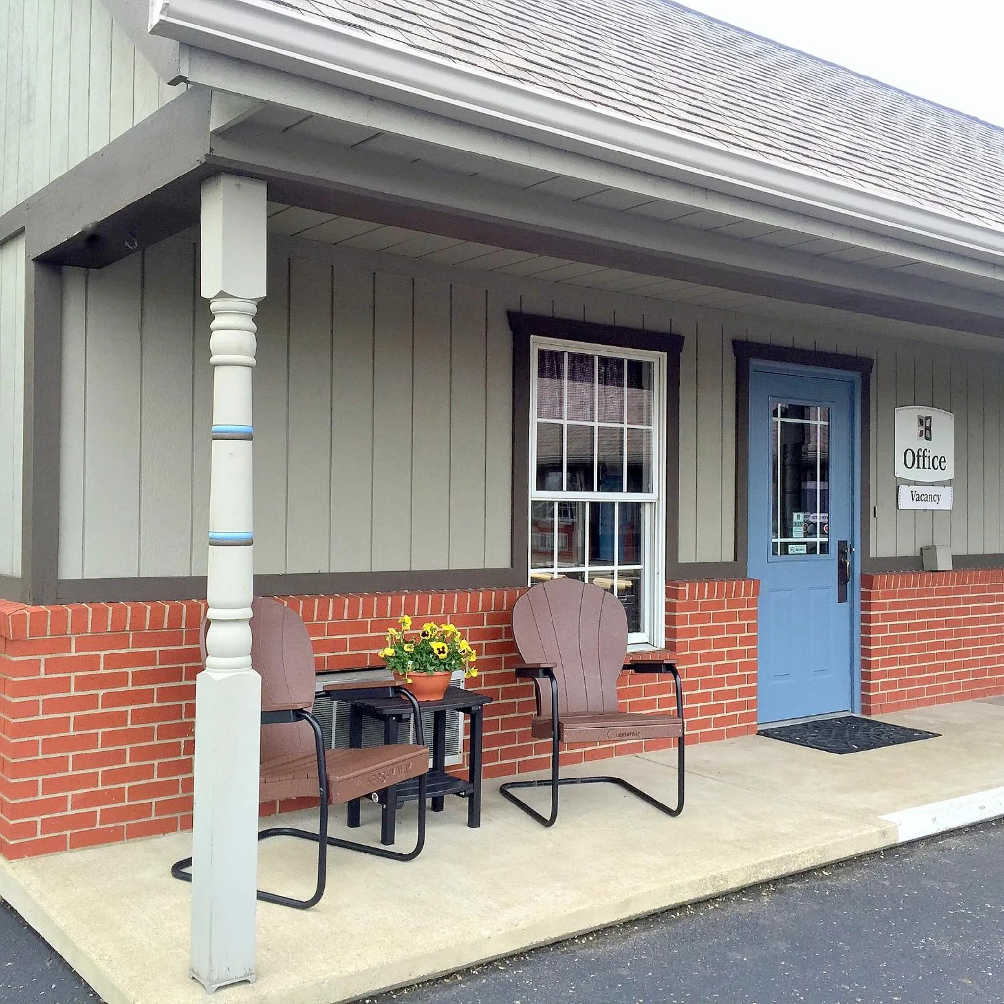 Facade/entrance in Berlin Village Inn
