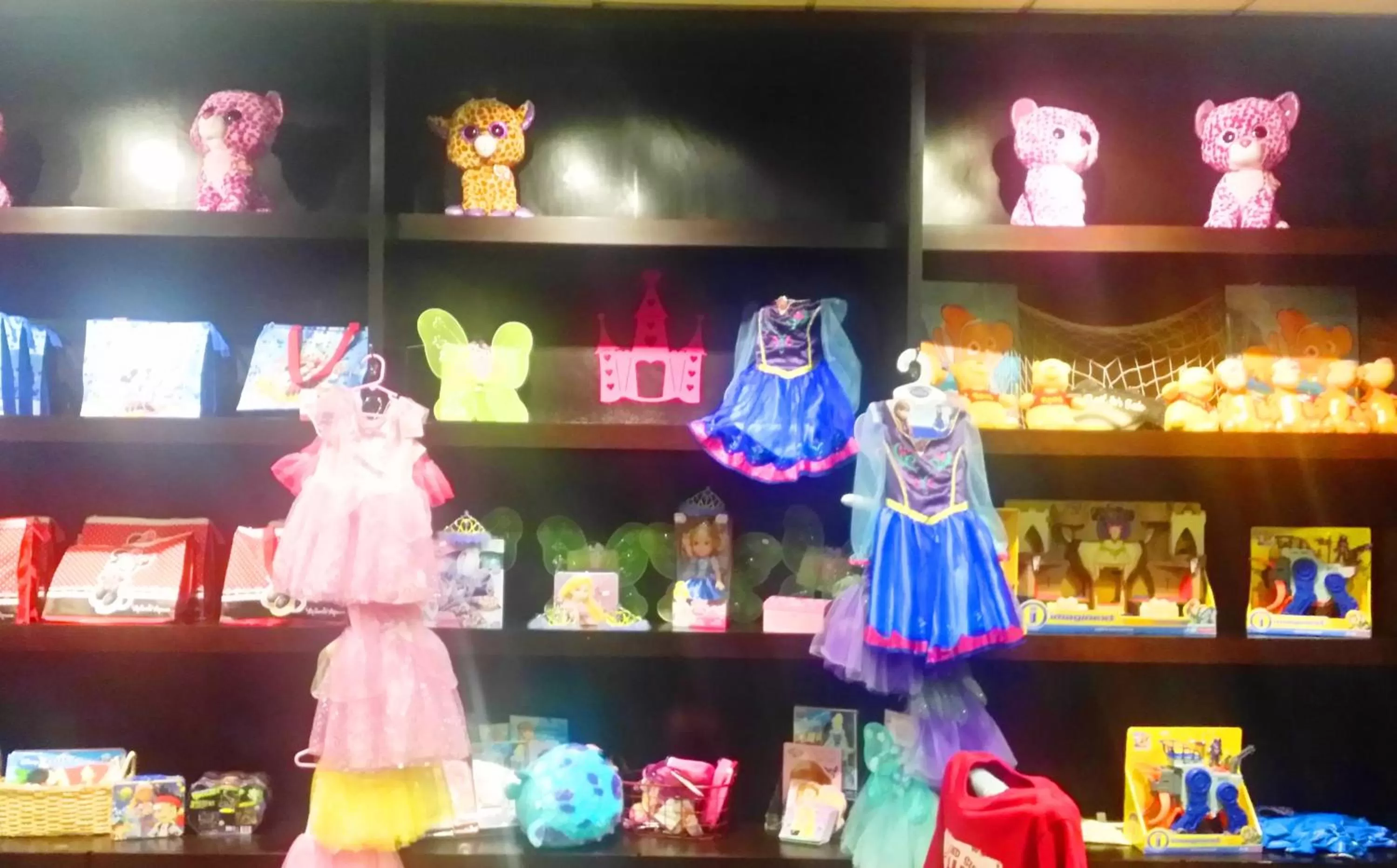 On-site shops in Anaheim Majestic Garden Hotel