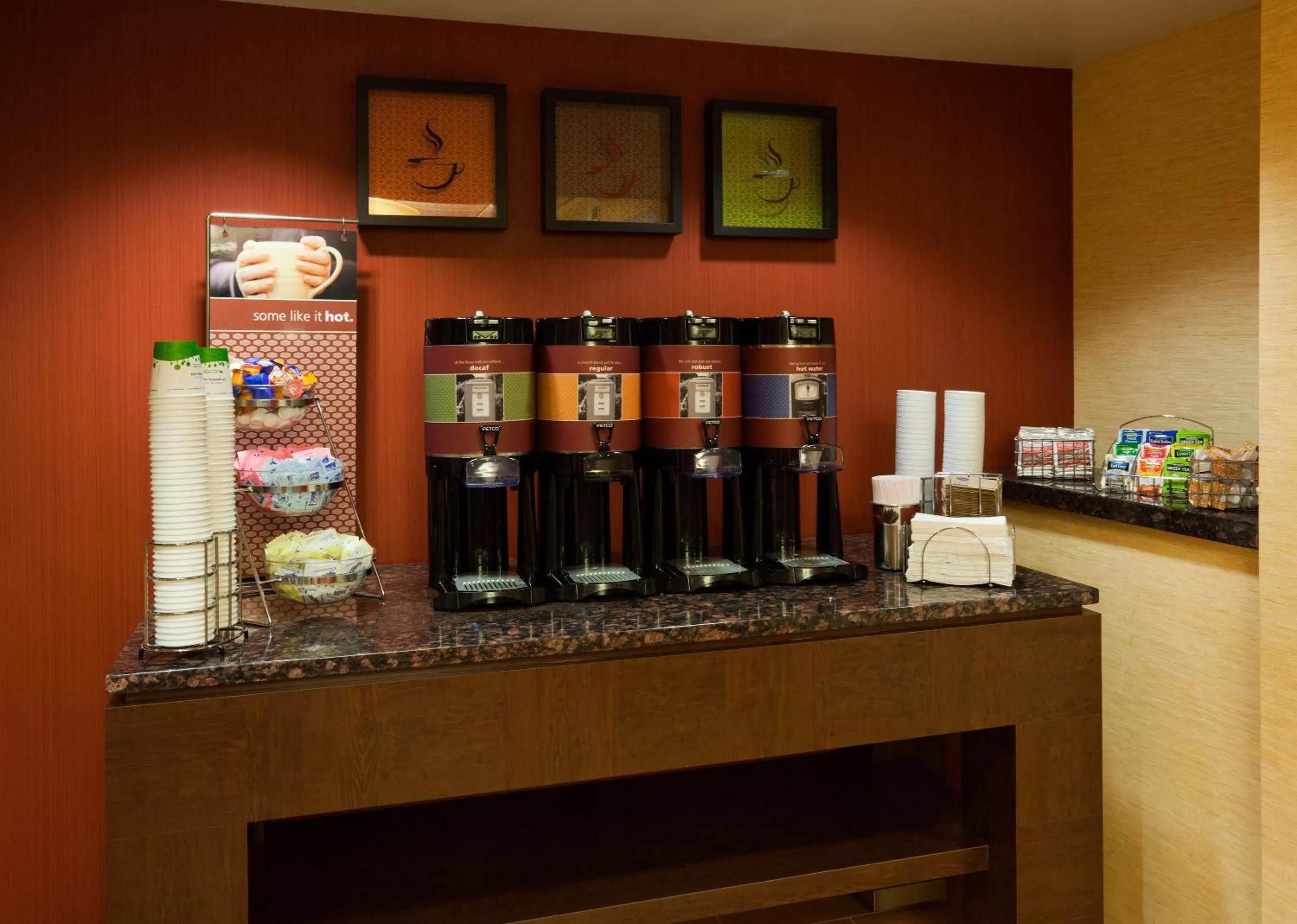 Dining area in Hampton Inn Milwaukee Airport