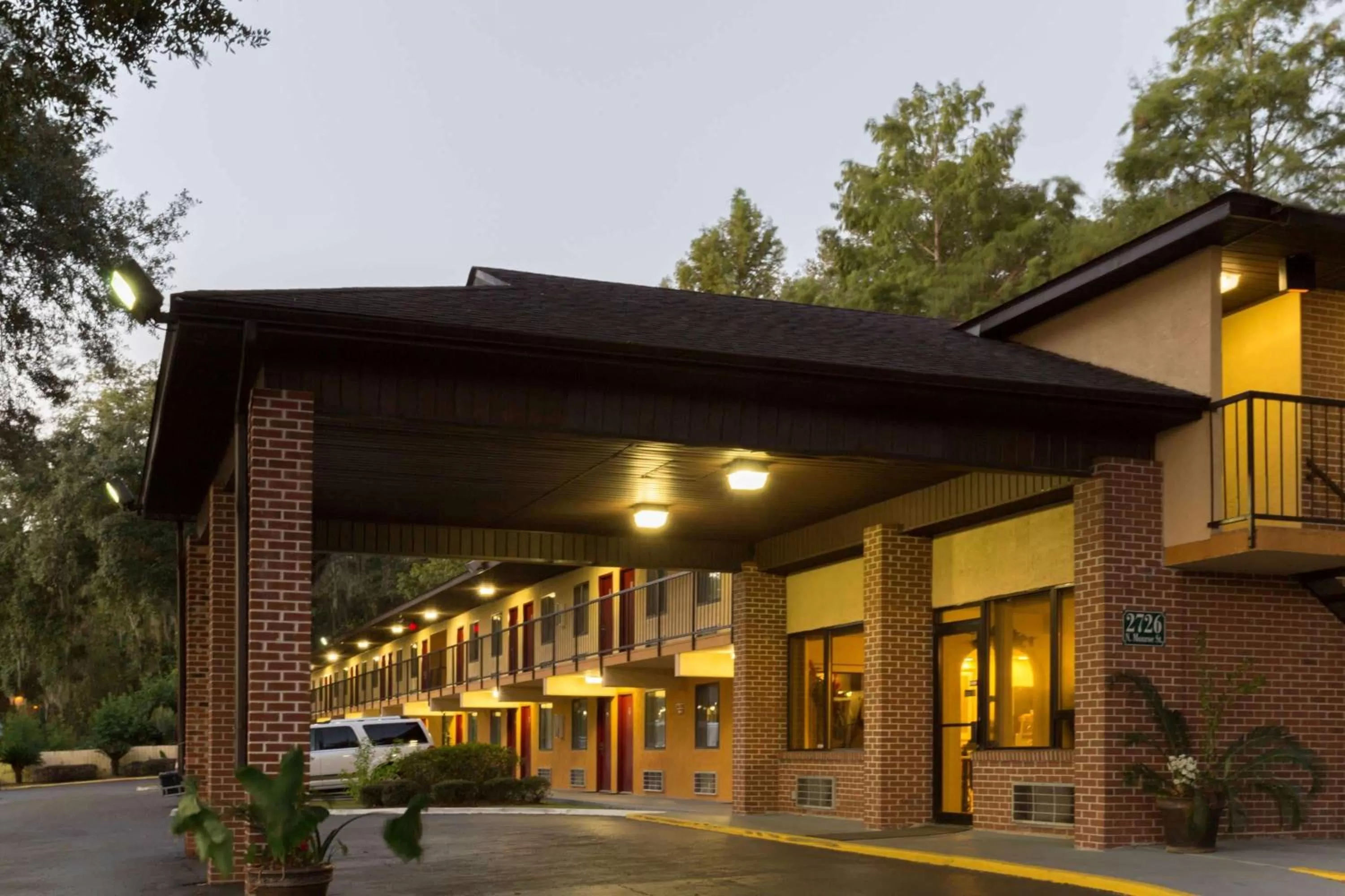 Property Building in Howard Johnson by Wyndham Tallahassee