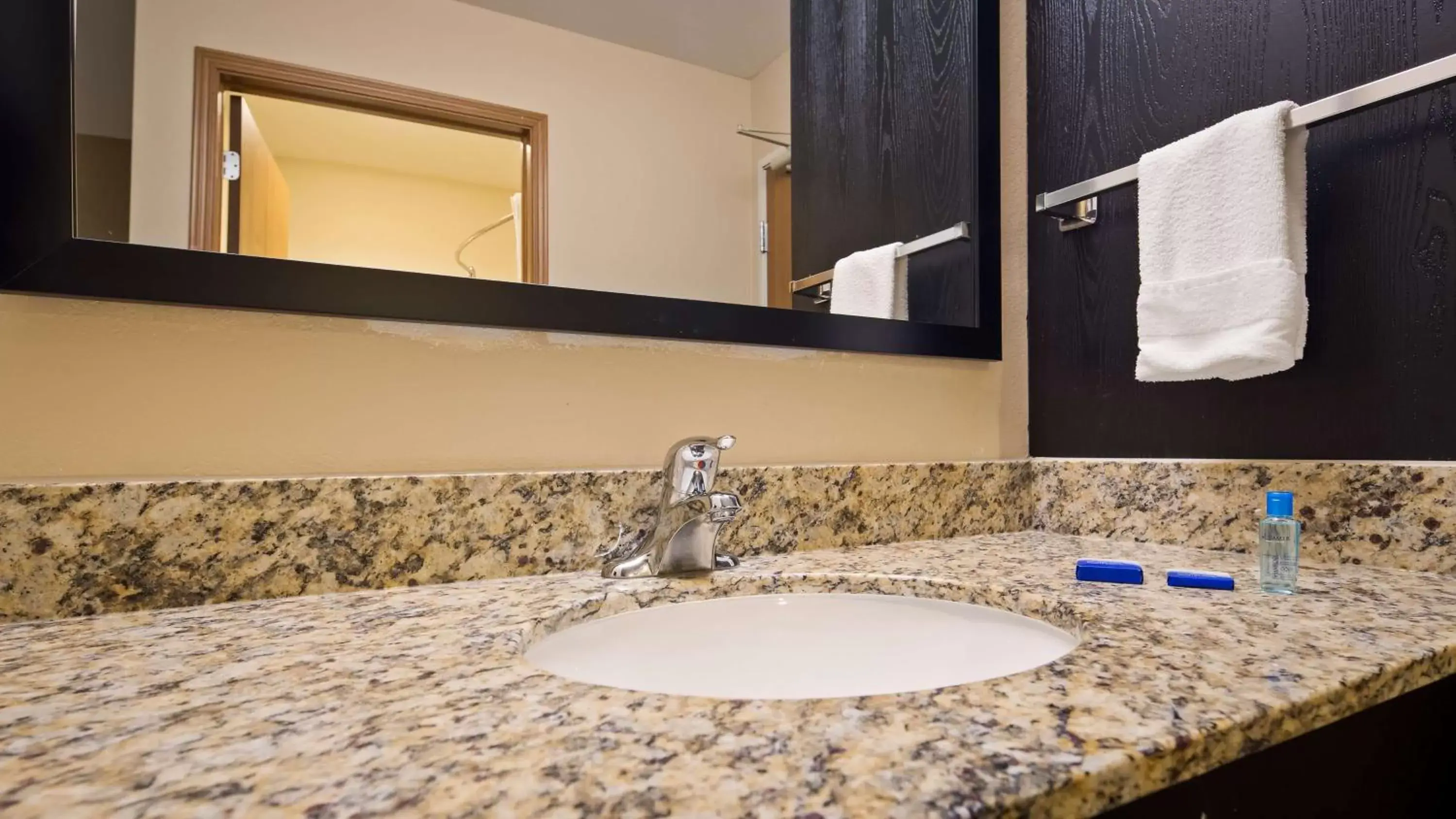 King Suite with Sofa Bed and Balcony in Best Western Lakewinds King Suite with Sofa Bed and Balcony in Best Western Lakewinds