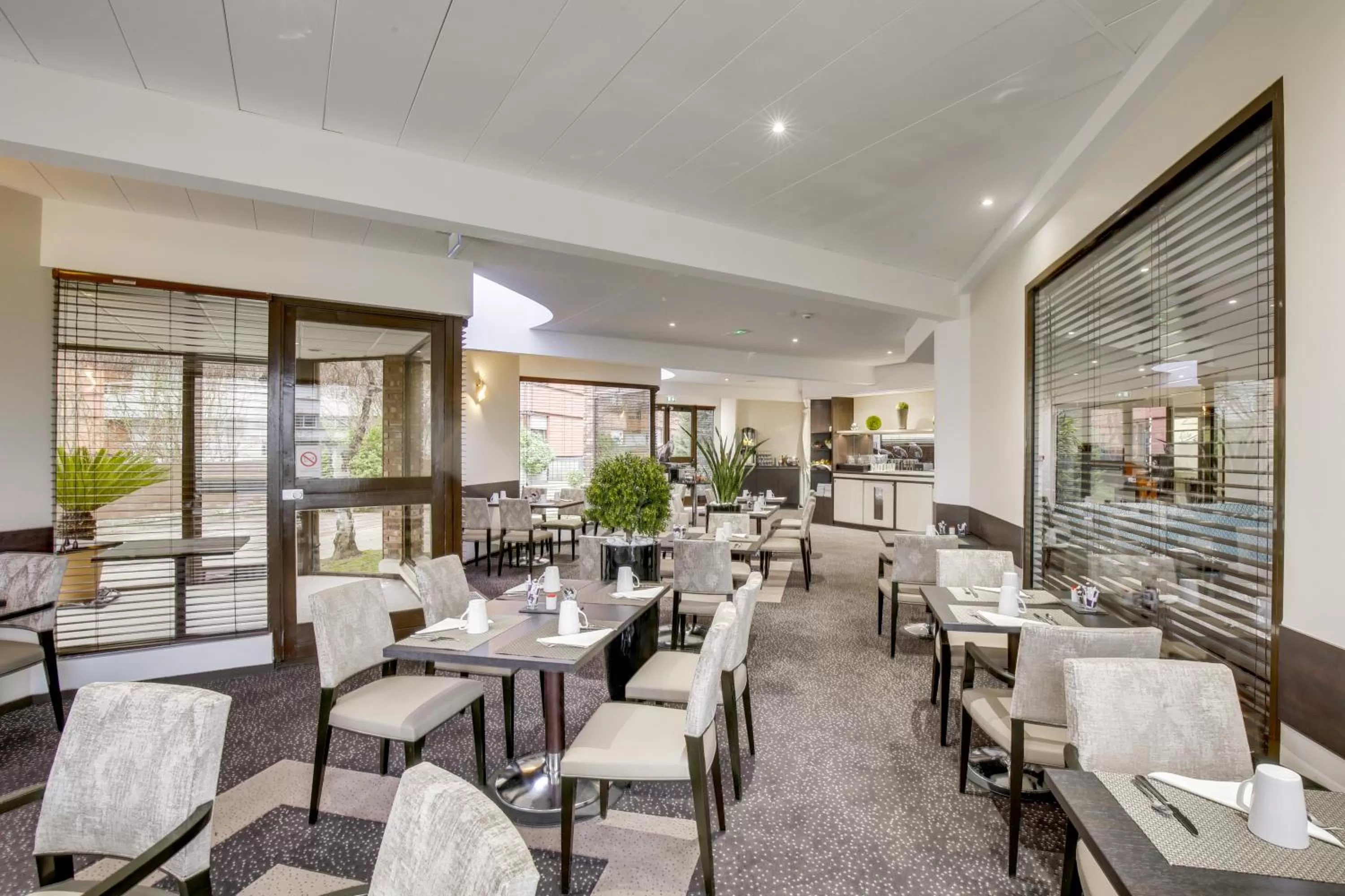 Restaurant/places to eat in Mercure Maurepas Saint Quentin