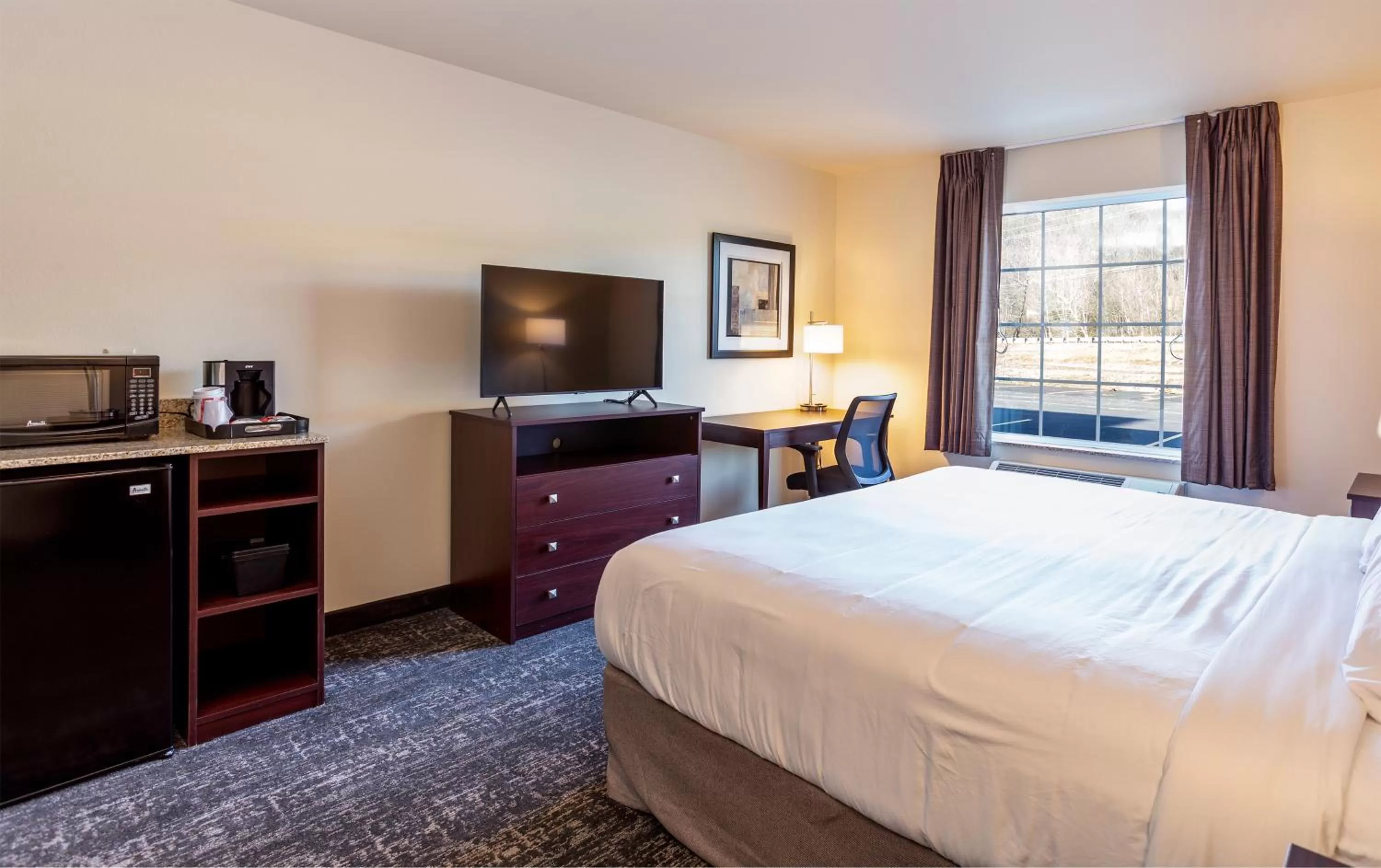 TV and multimedia, Bed in Cobblestone Inn & Suites - Brookville