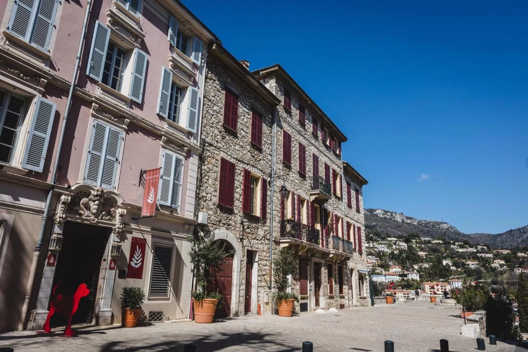 Facade/entrance in La Maison du Frene