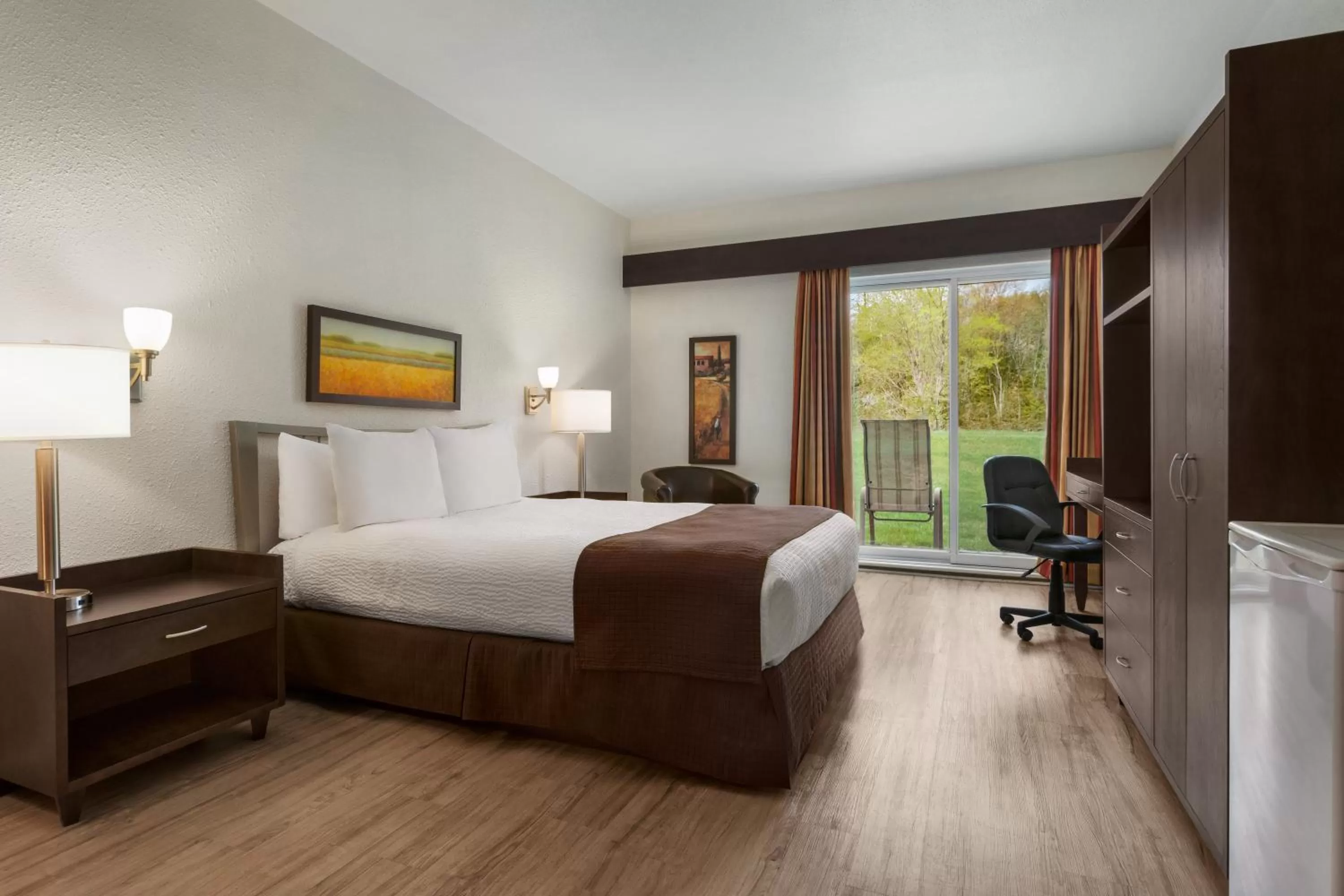 Queen Room with Poolside - Non-Smoking in Days Inn by Wyndham Montmagny