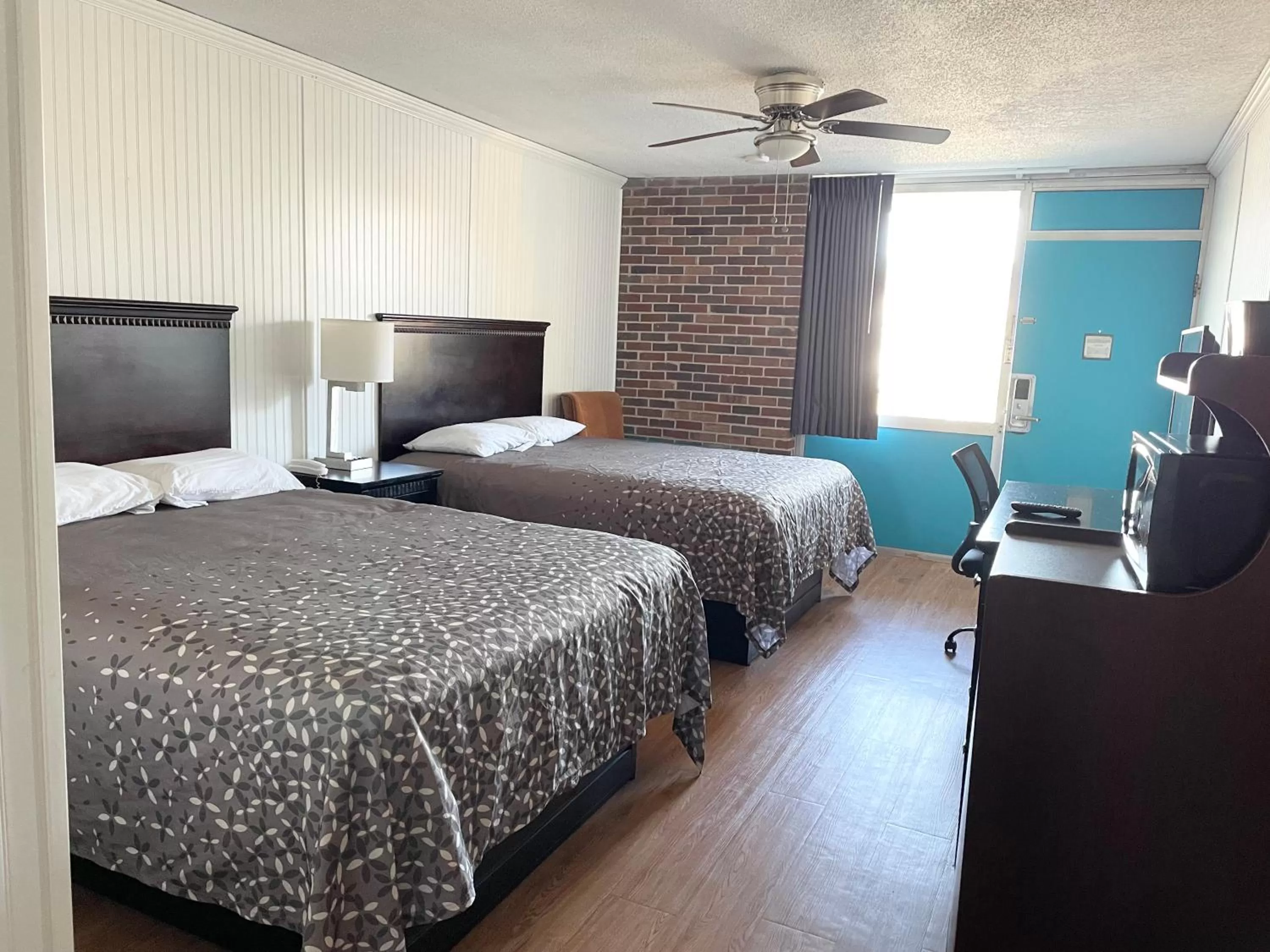 Bedroom, Bed in Rodeway inn- Nashville airport - Downtown - Mexican Restaurant on site