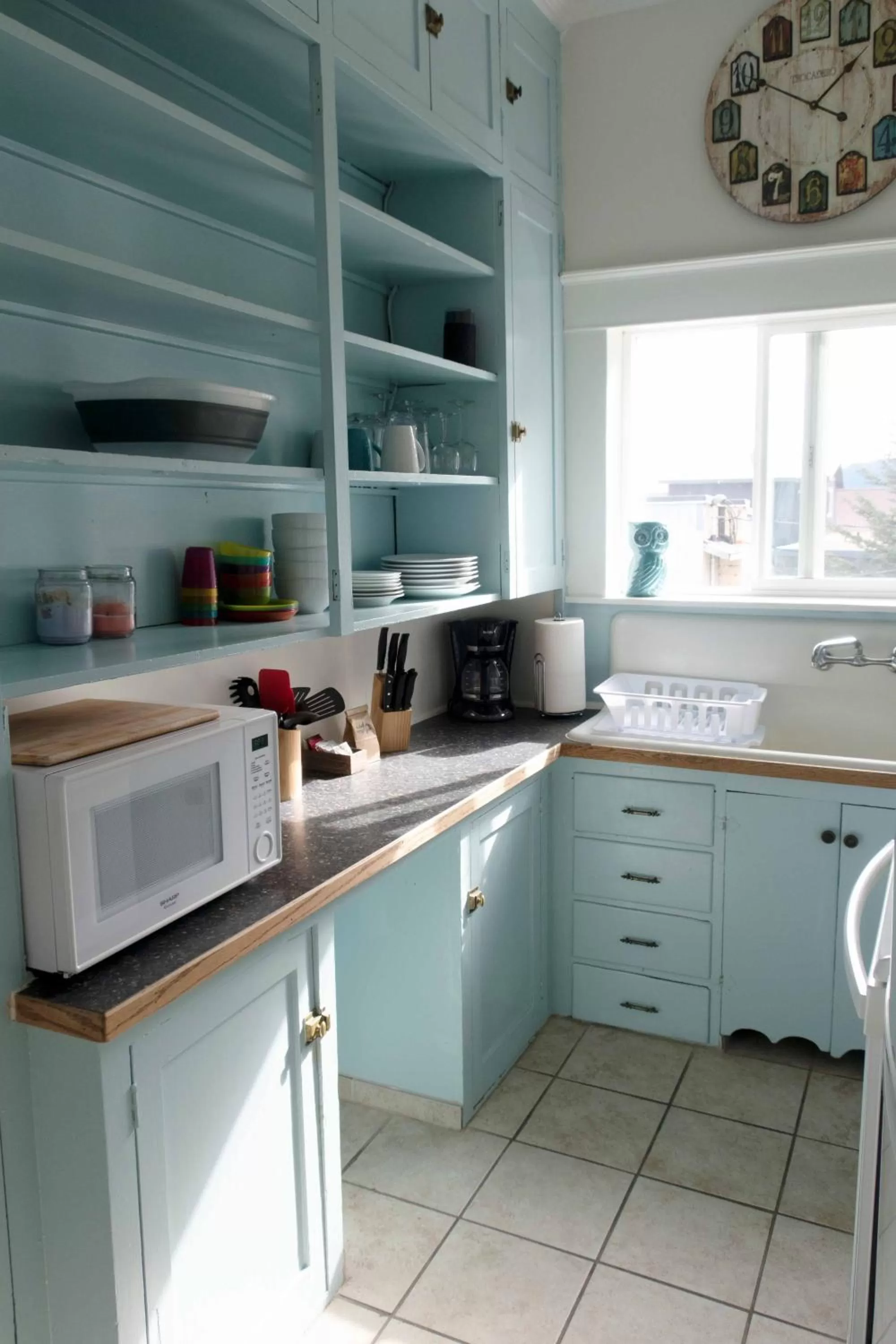 Kitchen or kitchenette in Sauerdough Lodging