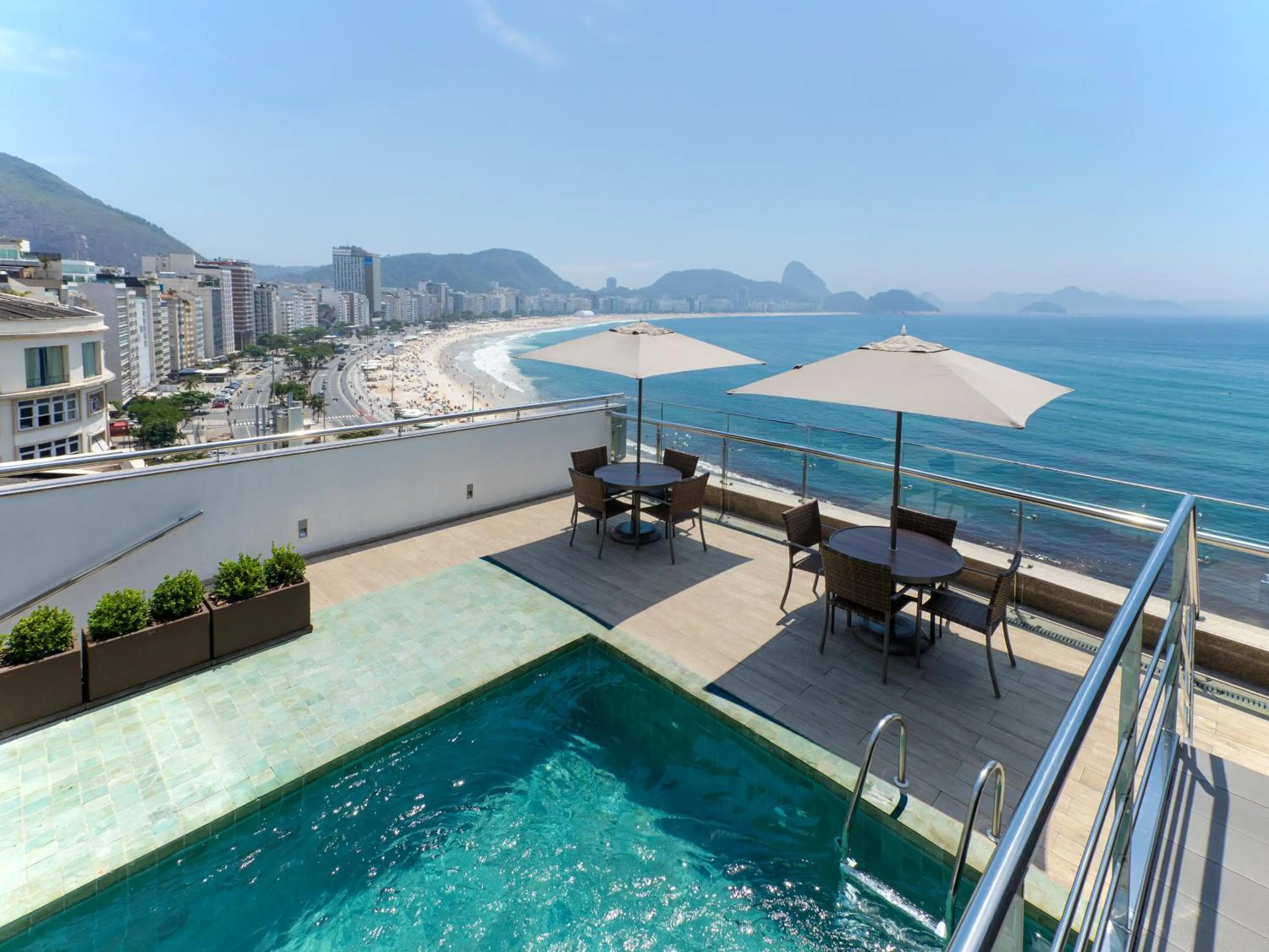 Swimming pool in Orla Copacabana Hotel